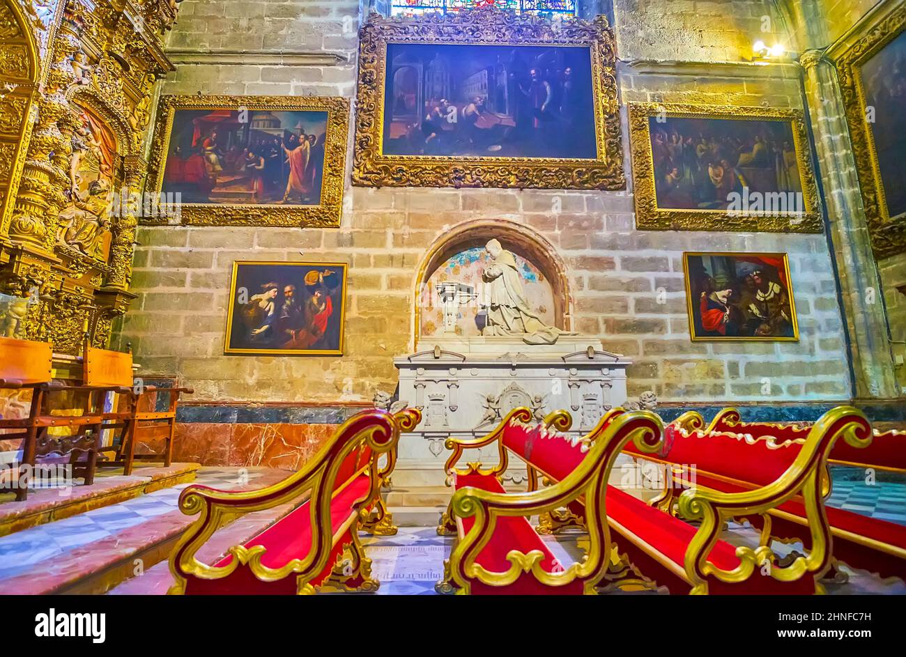 SEVILLA, SPANIEN - 29. SEPTEMBER 2019: Innenraum der Capilla de San Laureano Kapelle der Kathedrale von Sevilla mit historischen Gemälden und Grab von Cardenal Joaquin L Stockfoto