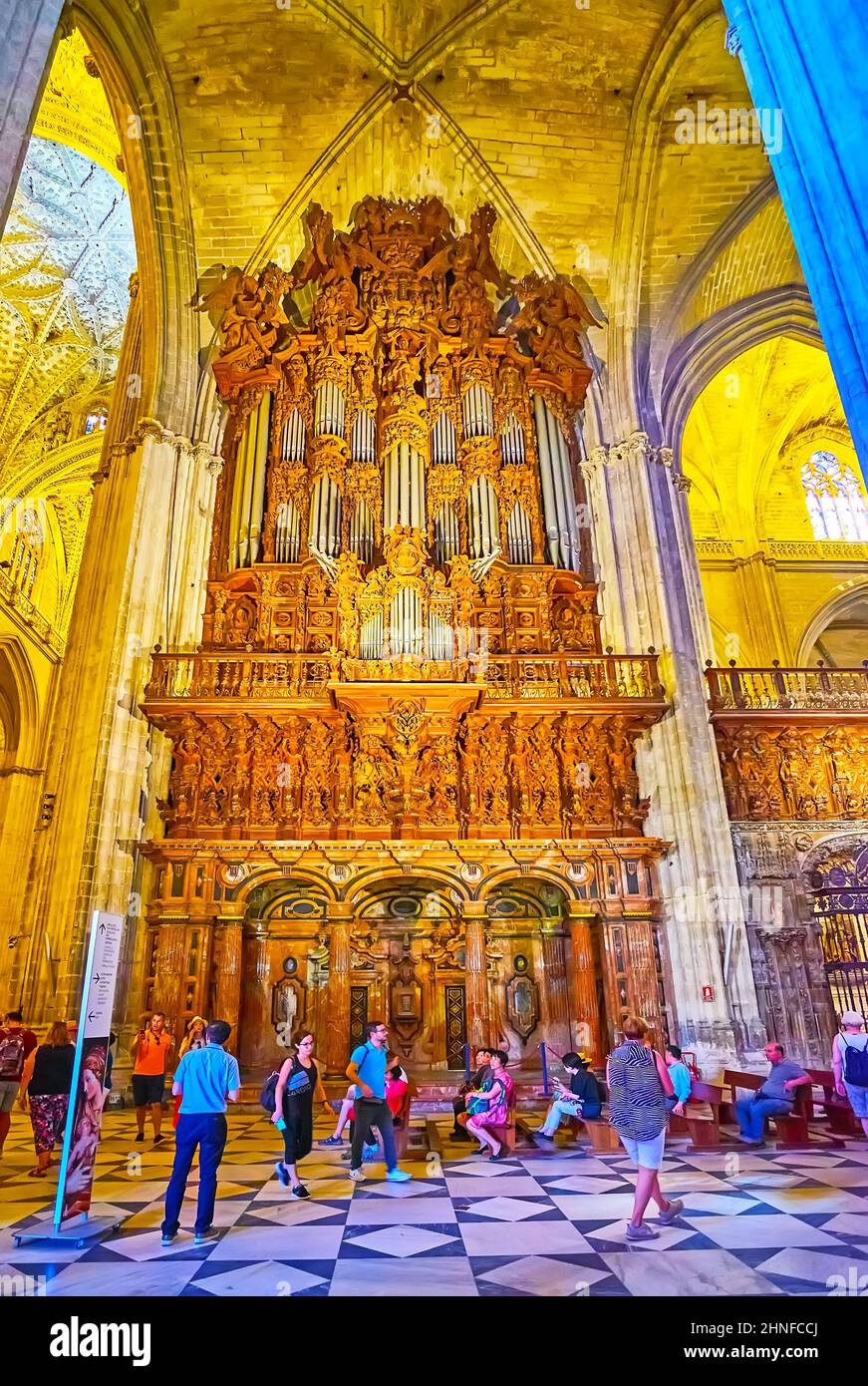SEVILLA, SPANIEN - 29. SEPTEMBER 2019: Die geschnitzte Holzorgel der Kathedrale von Sevilla mit Steinbögen und Säulen, am 29. September in Sevilla Stockfoto