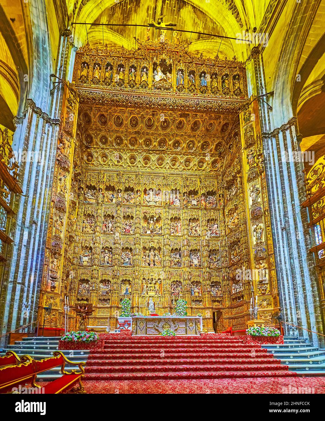 SEVILLA, SPANIEN - 29. SEPTEMBER 2019: Der einzigartige geschnitzte Holzaltar Bürgermeister (Hauptaltar) in Capilla Mayor (Hauptkapelle) der Kathedrale von Sevilla, am 29. September in S Stockfoto