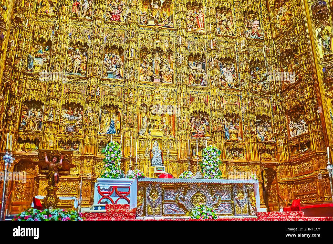 SEVILLA, SPANIEN - 29. SEPTEMBER 2019: Der historische gotische Hauptaltar der Kathedrale von Sevilla ist mit geschnitzten vergoldeten Ornamenten und Skulpturen geschmückt Stockfoto