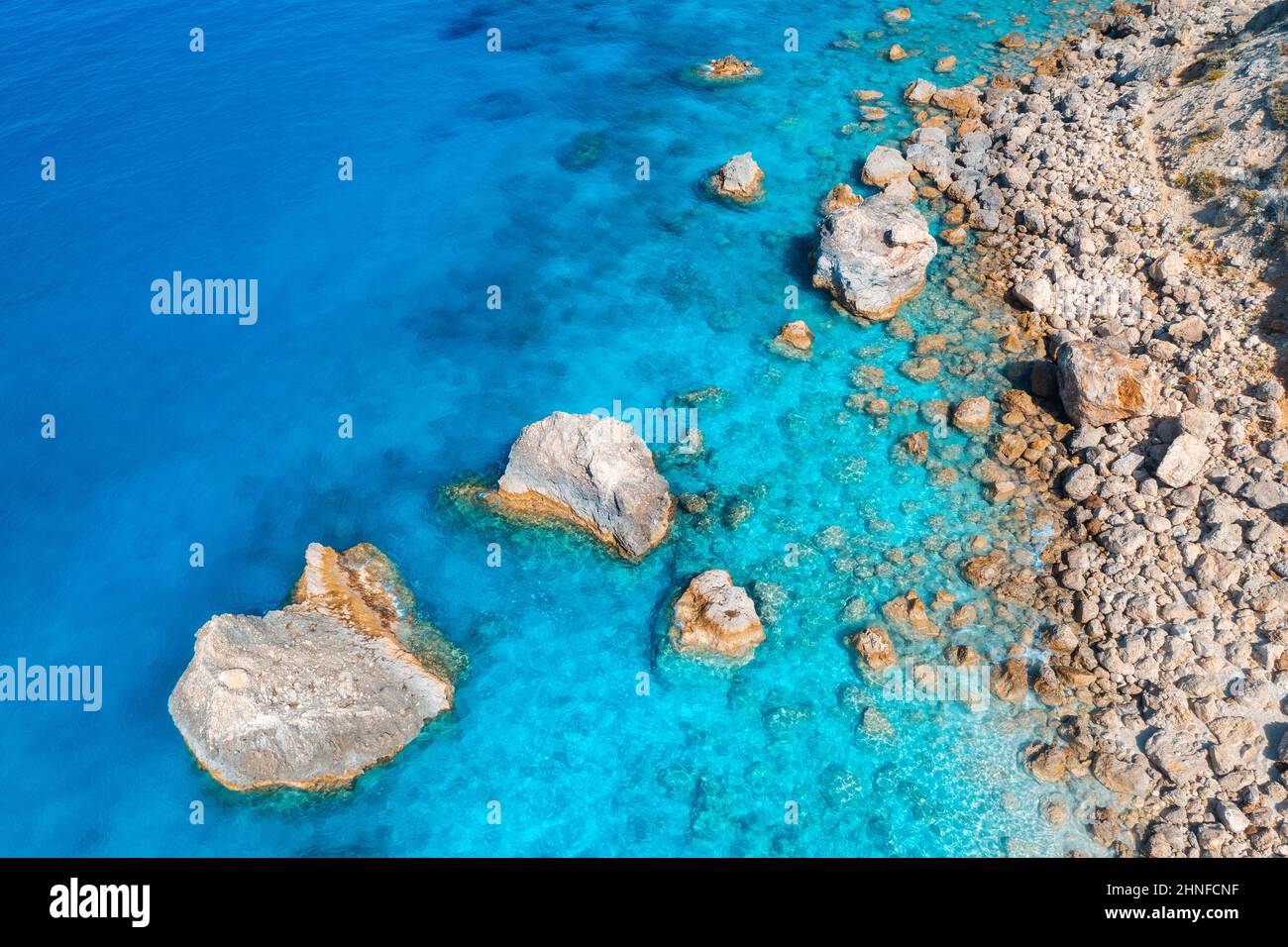 Luftaufnahme des klaren blauen Meeres, der Steine und Felsen im Wasser Stockfoto