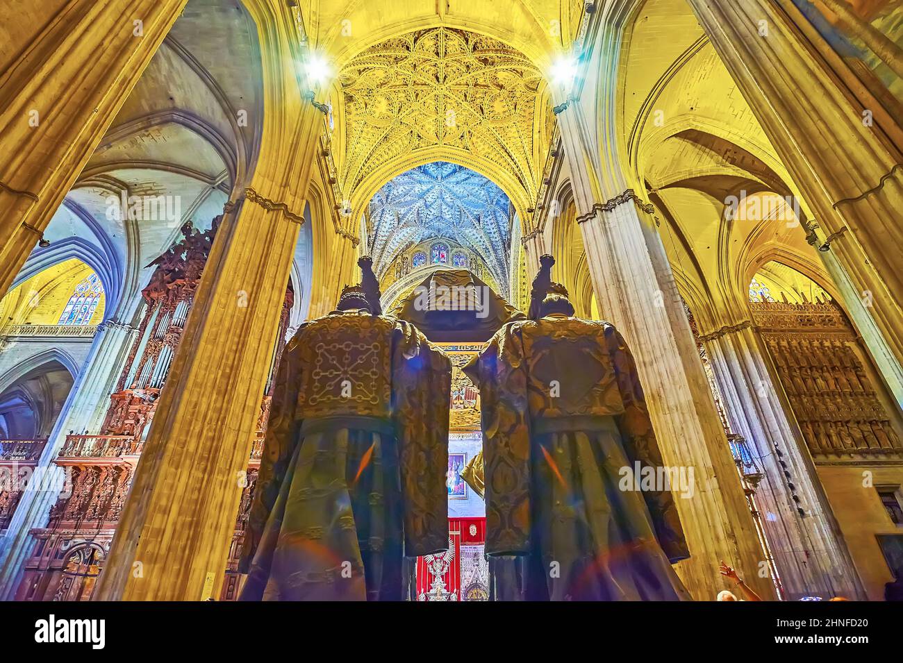 SEVILLA, SPANIEN - 29. SEPTEMBER 2019: Kathedrale von Sevilla Gotischer Gebetsraum mit Rippengewölbe, geschnitzten Säulen und den Skulpturen von Christoph Stockfoto