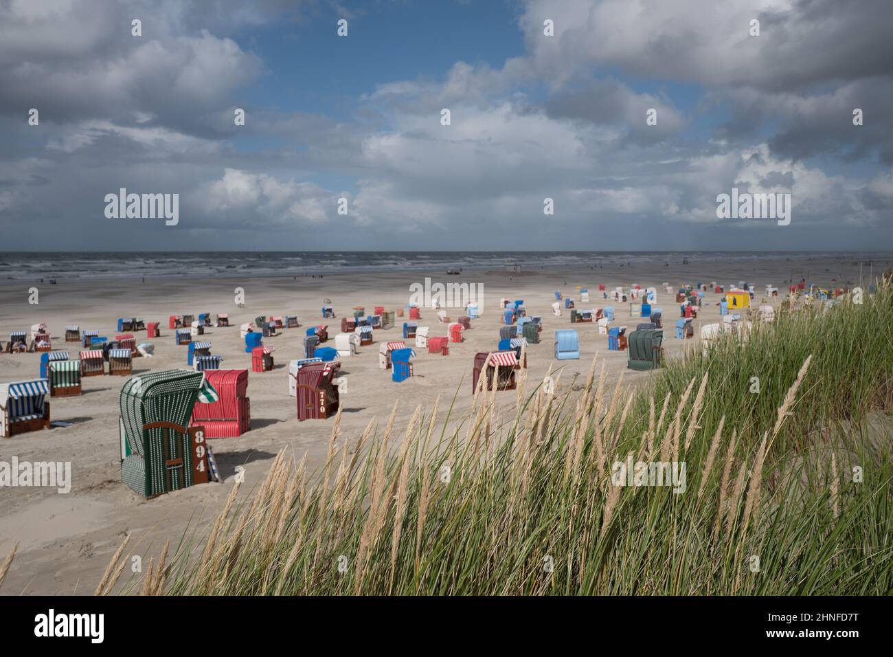 Blick von den Dünen zum Strand von Juist, Blick von den Dünen auf den Strand von Juist Stockfoto