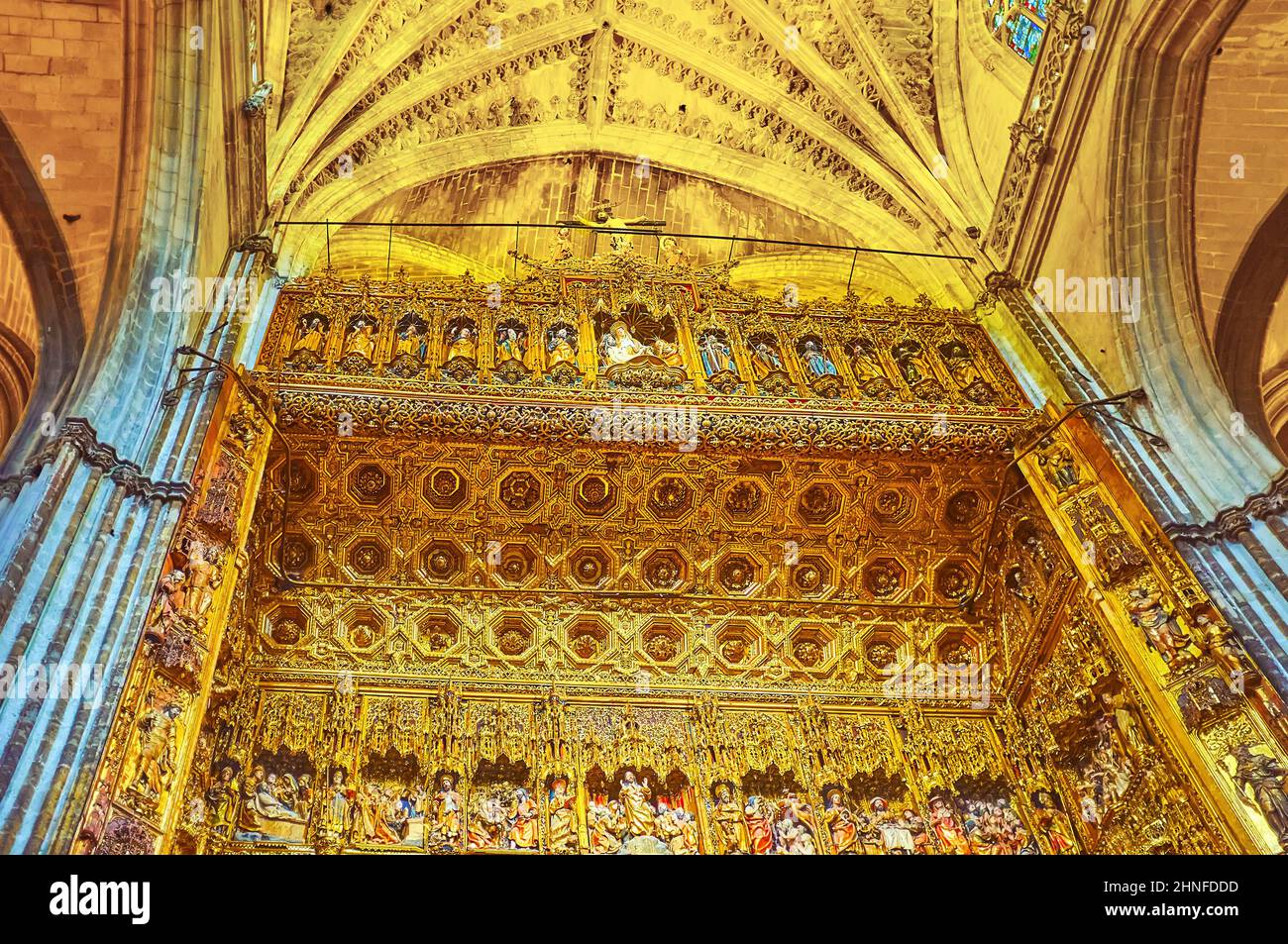 SEVILLA, SPANIEN - 29. SEPTEMBER 2019: Die geschnitzten vergoldeten Holzdetails des Altarbürgermeisters der Kathedrale von Sevilla mit Reliefornamenten und Skulpturen, am 2. September Stockfoto