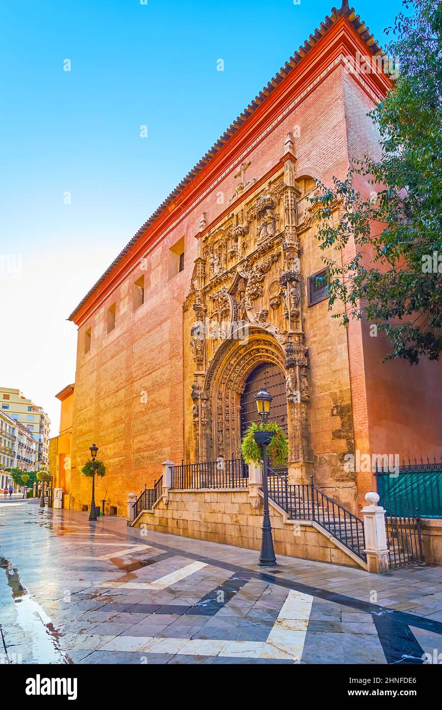 Spazieren Sie über die Santa Maria Straße und genießen Sie die einzigartige elisabethanische gotische Tür zur historischen Santa Maria del Sagrario Kirche, Malaga, Spanien Stockfoto