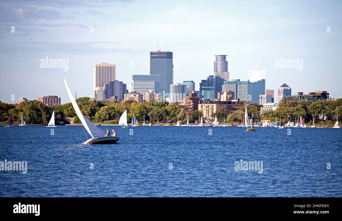 Segler genießen den Tag auf dem Lake BDE Maka Ska (war Lake Calhoun) mit Minneapolis Skyline Hintergrund. Minneapolis Minnesota, USA Stockfoto