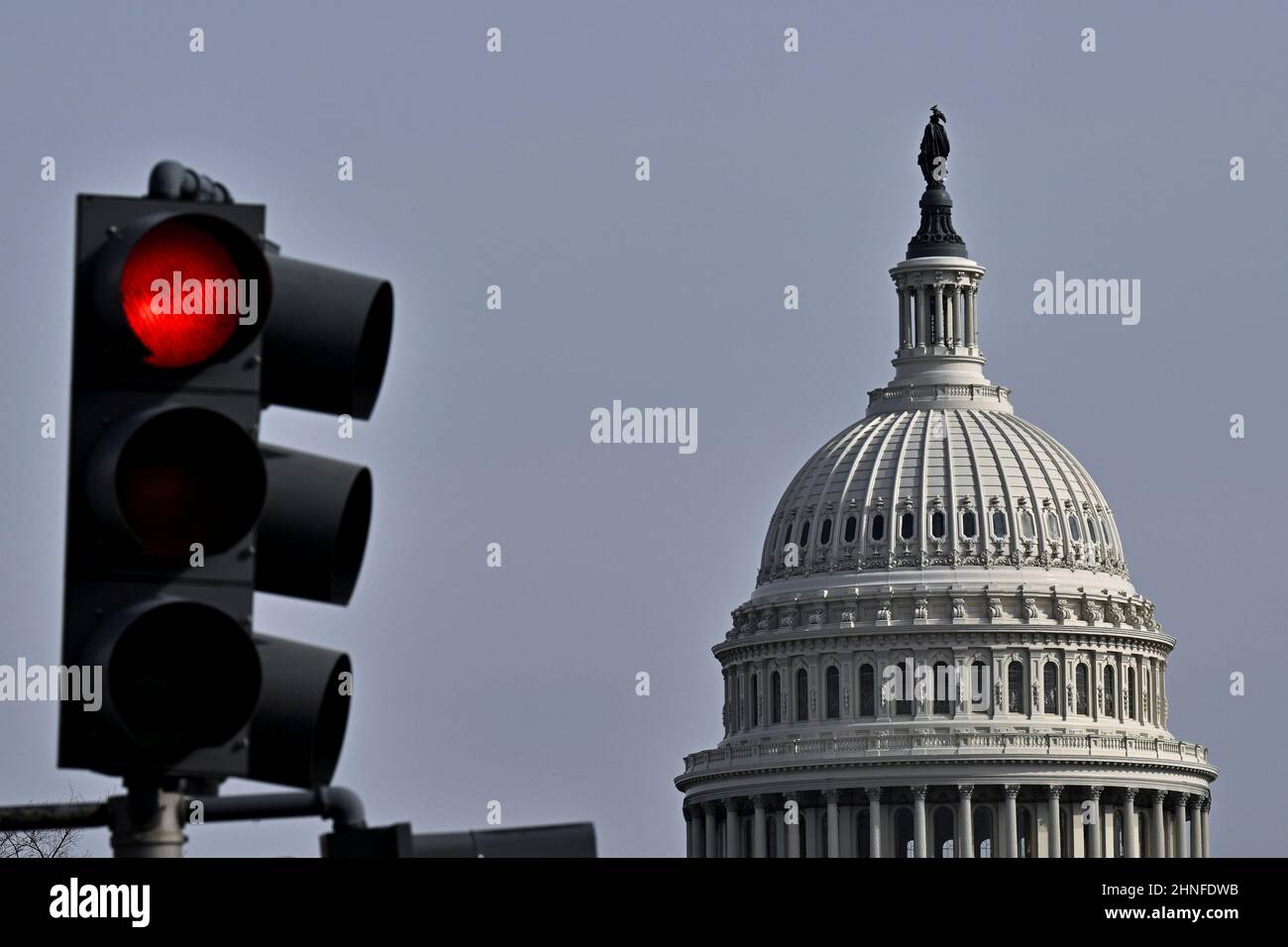 In der Ferne, in Washington, USA, ist ein rotes Ampelzeichen mit der ...