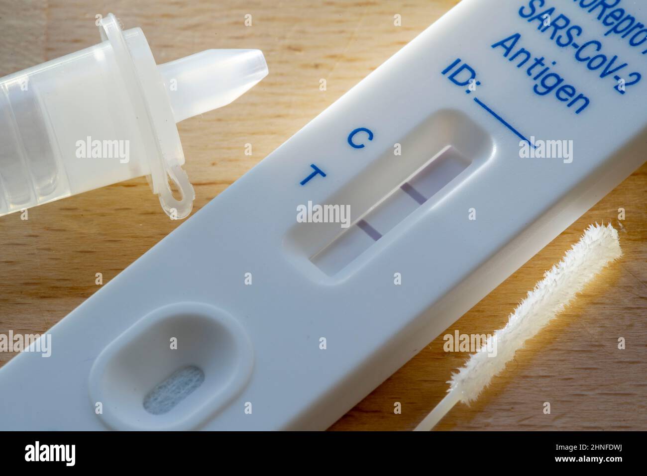 Positive Corona Antigen-Schnelltest, Laientest, Selbsttest, zum Nachweis von SARS-CoV-2 Infection, Testergebnis positiv, Stockfoto