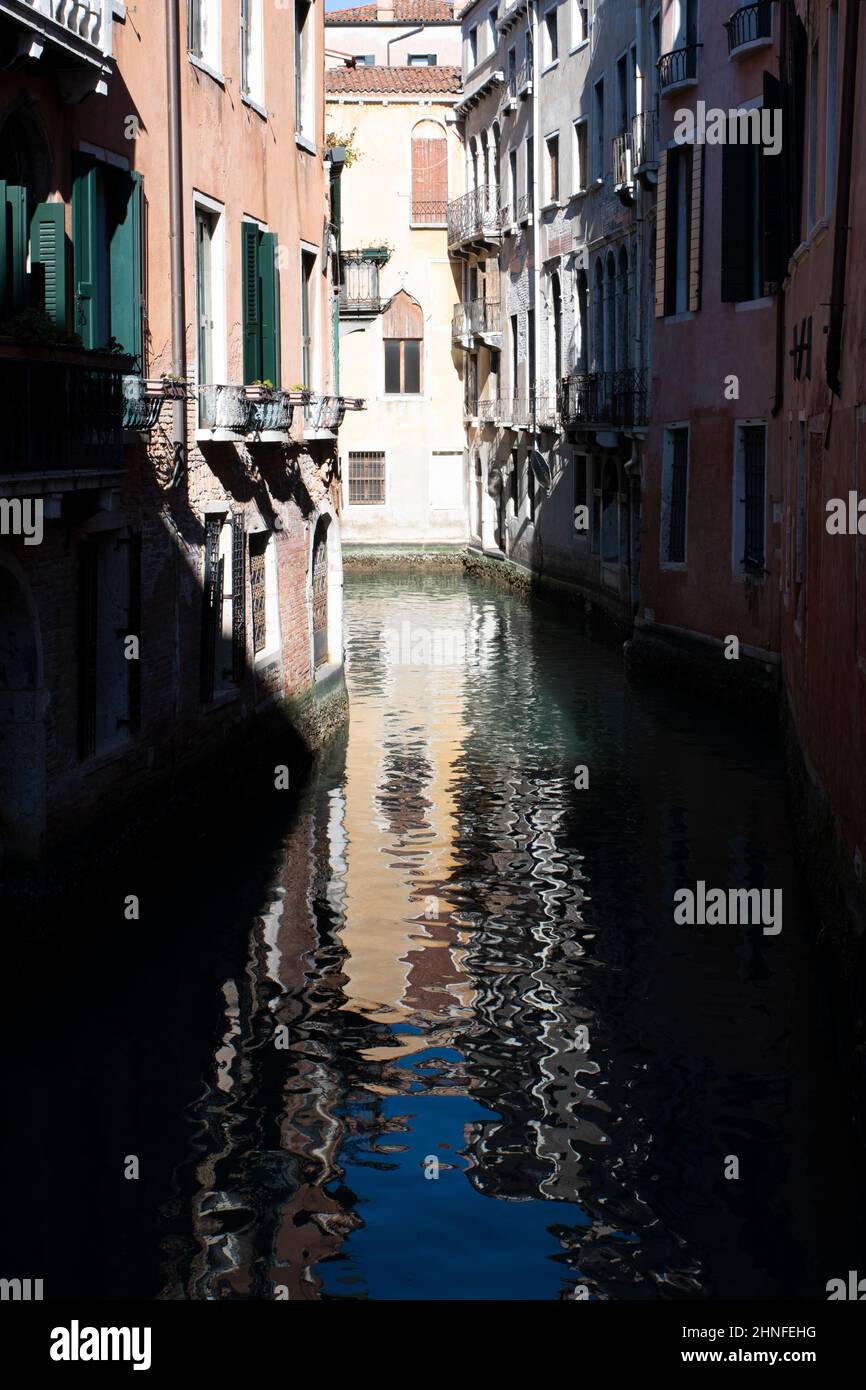 Reflexionen auf dem Wasser im Seitenkanal, Venedig Stockfoto