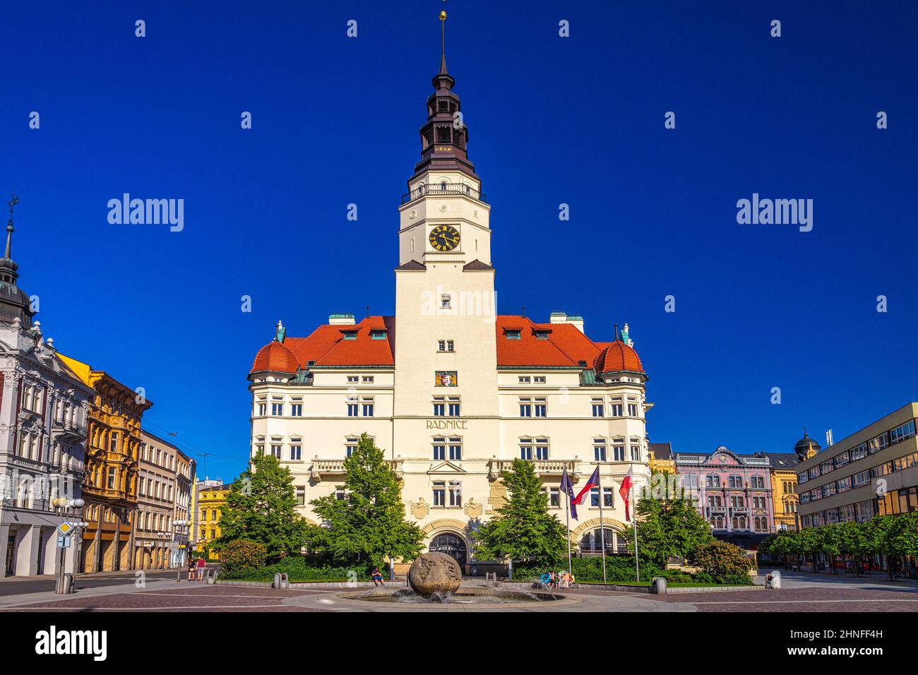 Oberer Platz mit dem Rathaus in der Stadt Opava, Tschechische Republik, Europa. Stockfoto