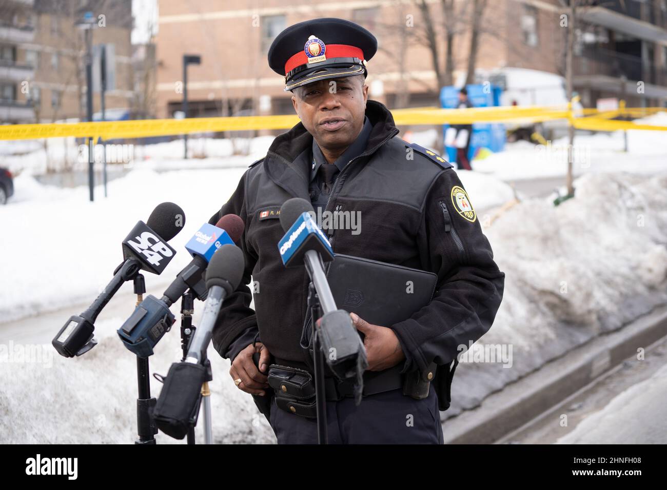 Toronto, Ontario, Kanada. 16th. Februar 2022. Toronto Police Insp. RICHARD HARRIS aktualisiert Medien, nachdem ein Busfahrer erstochen wurde. Zum zweiten Mal in 7 Tagen wurde ein TTC-Mitarbeiter bei einem Messer schwer verletzt. Kurz nach 1pm wurde ein TTC Bus Fahrer im Keele Bus 41 nach einem Streit mit einer Gruppe junger Männer erstochen. Die Auseinandersetzung ging außerhalb des Busses weiter, wo er mehrere Male erstochen wurde. Der Fahrer wurde in ernstem Zustand ins Krankenhaus gebracht. Zu diesem Zeitpunkt wurden keine Verdächtigen verhaftet. (Bild: © Arlyn McAdorey/ZUMA Press Wire) Stockfoto