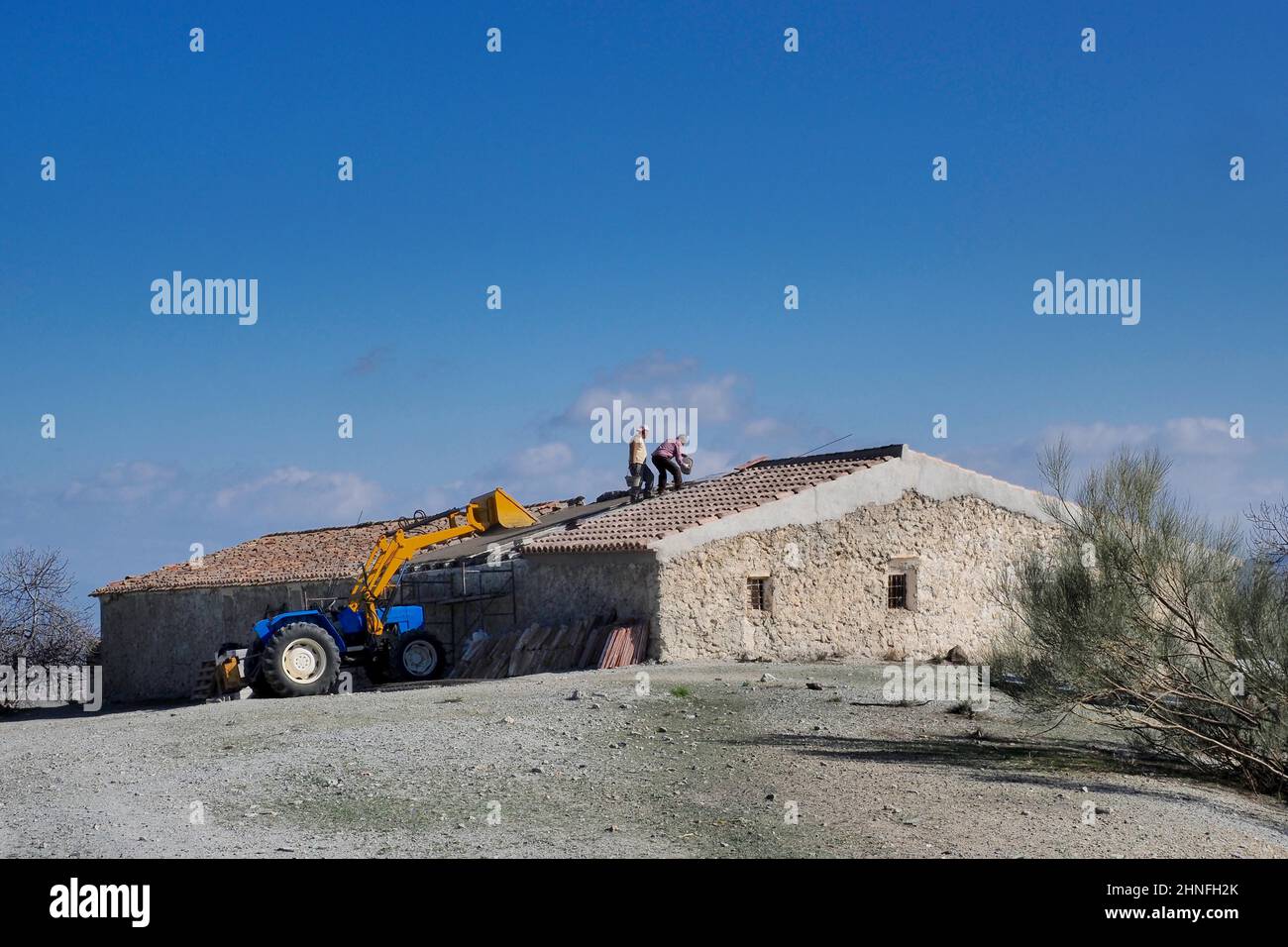 Dachdecker renovieren ein altes Cortijo, Handwerker renovieren Haus, Hausrenovierung, Dachrenovierung mit Baggereinsatz, Velez Rubio, Andalusien, Spanien Stockfoto