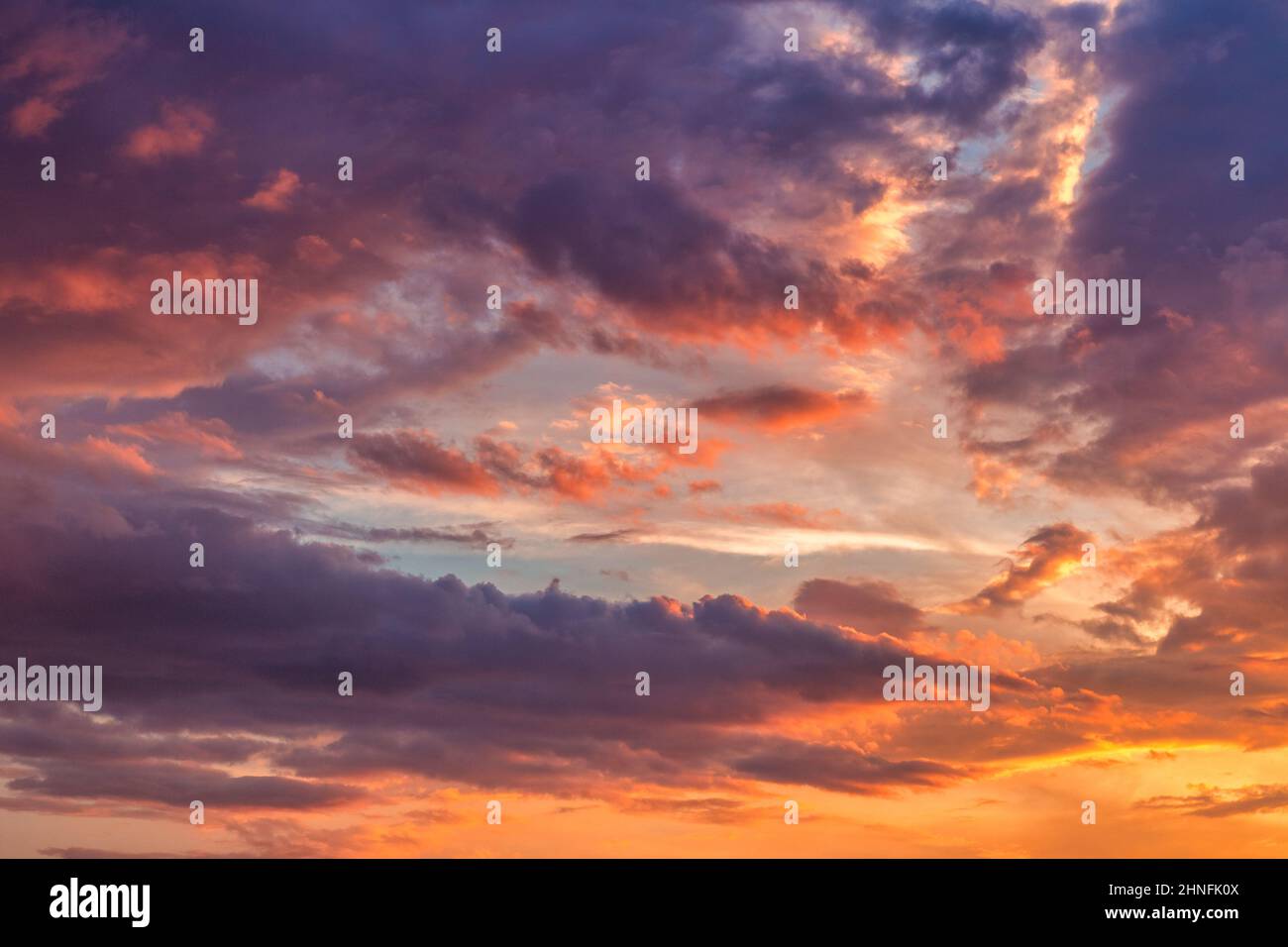 Himmel bedeckt mit bunten Wolken bei Sonnenuntergang. Stockfoto