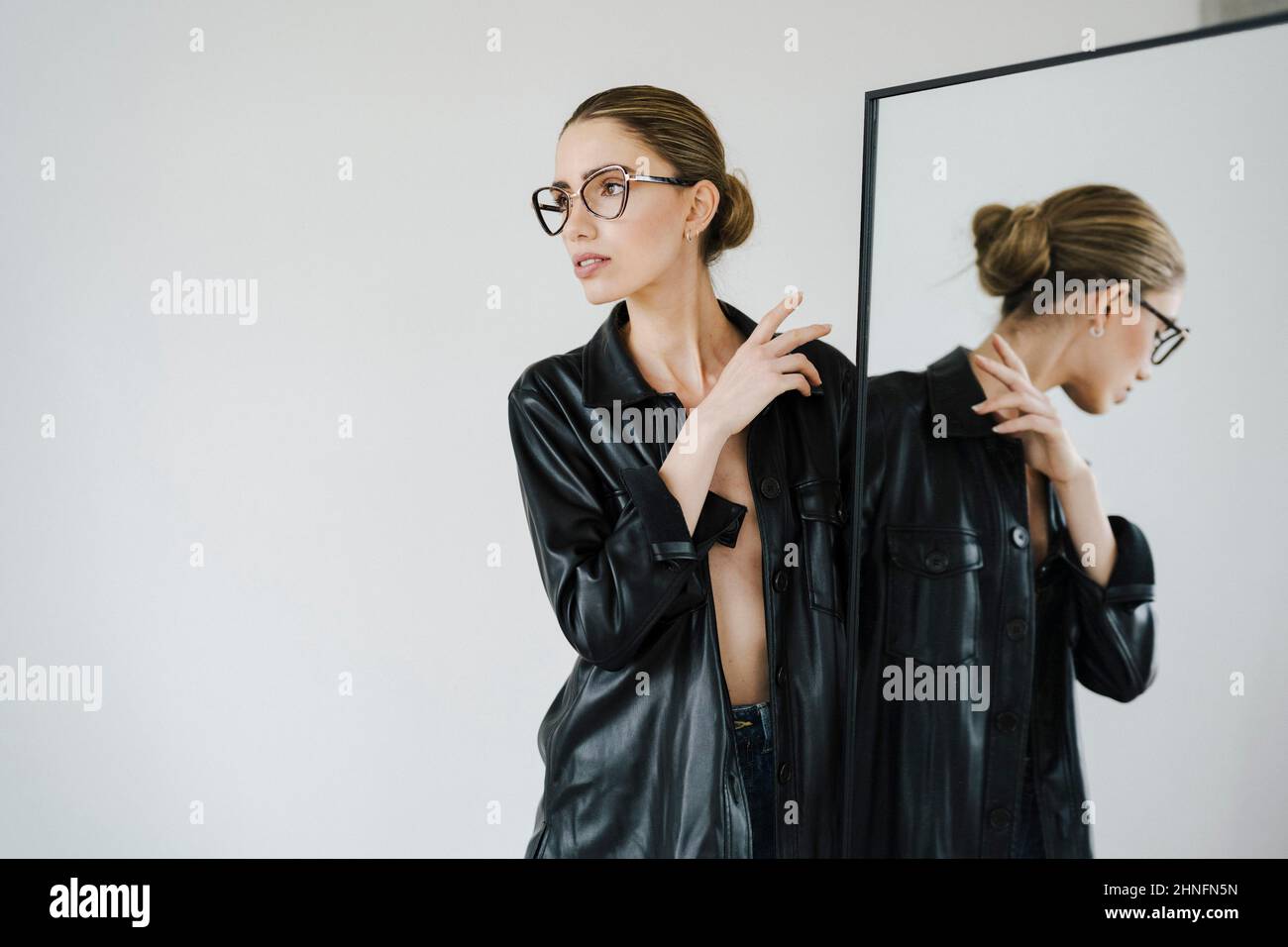Attraktive junge Frau mit Brille reflektiert Stockfoto