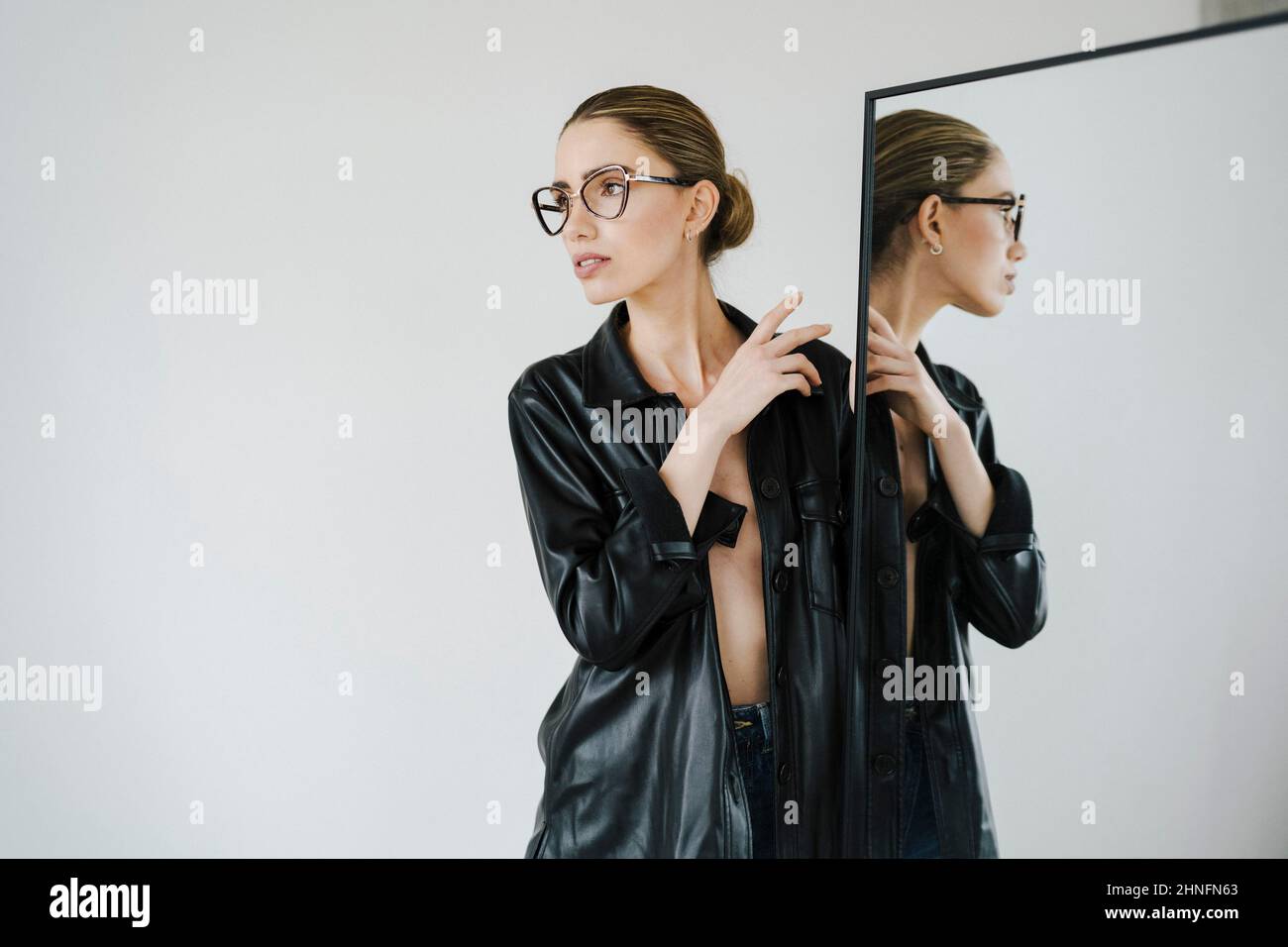 Attraktive junge Frau mit Brille reflektiert Stockfoto