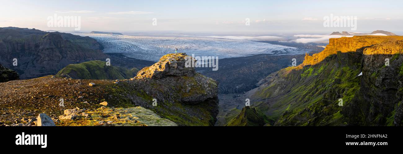 Wanderer blickt auf spektakuläre Landschaft, Myrdalsjoekull Gletscher, Pakgil, Island Stockfoto