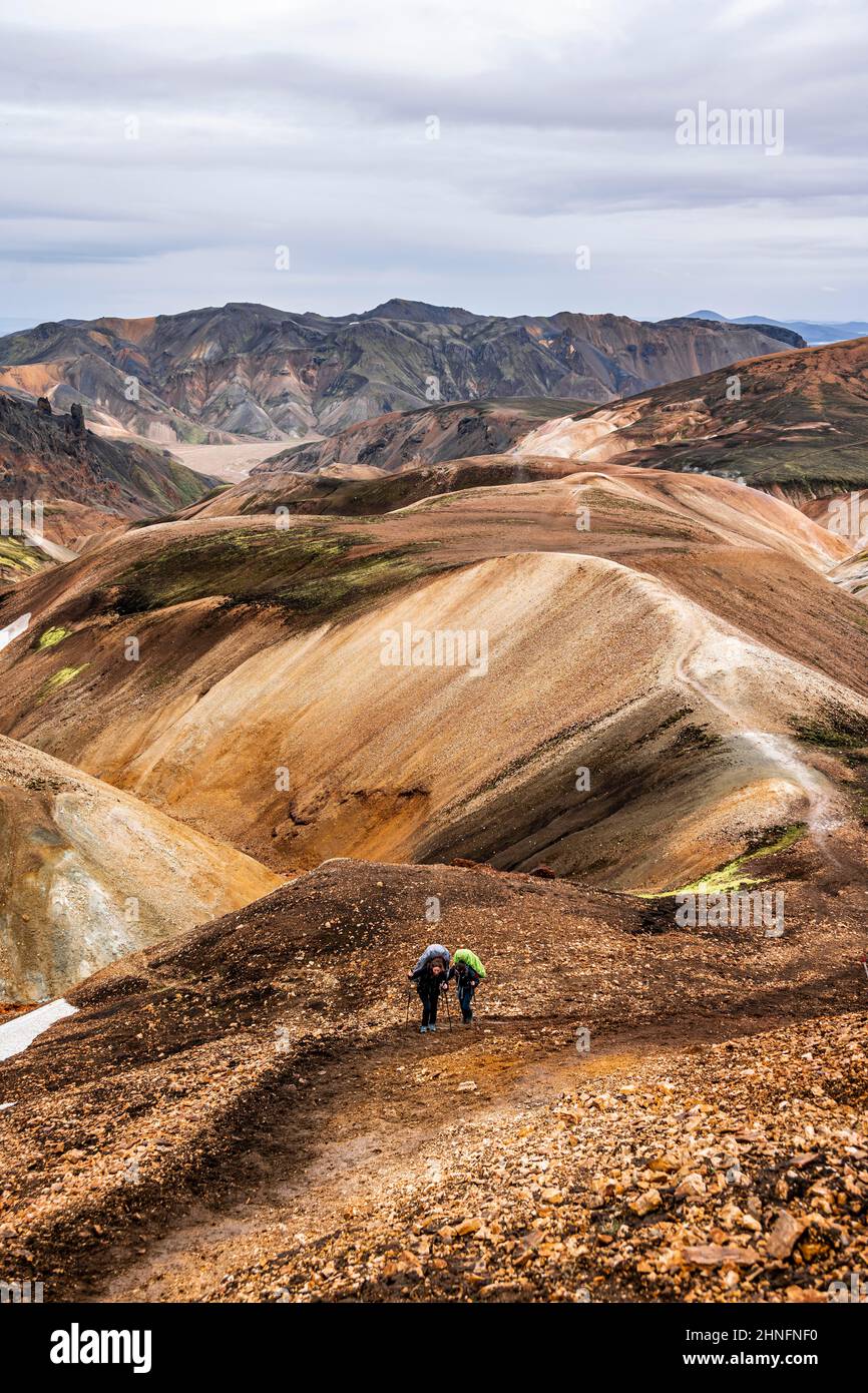 Wanderer auf einem Wanderweg, Landmannalaugar, Landmannalaugar Berge, Suourland, Südisland, Island Stockfoto