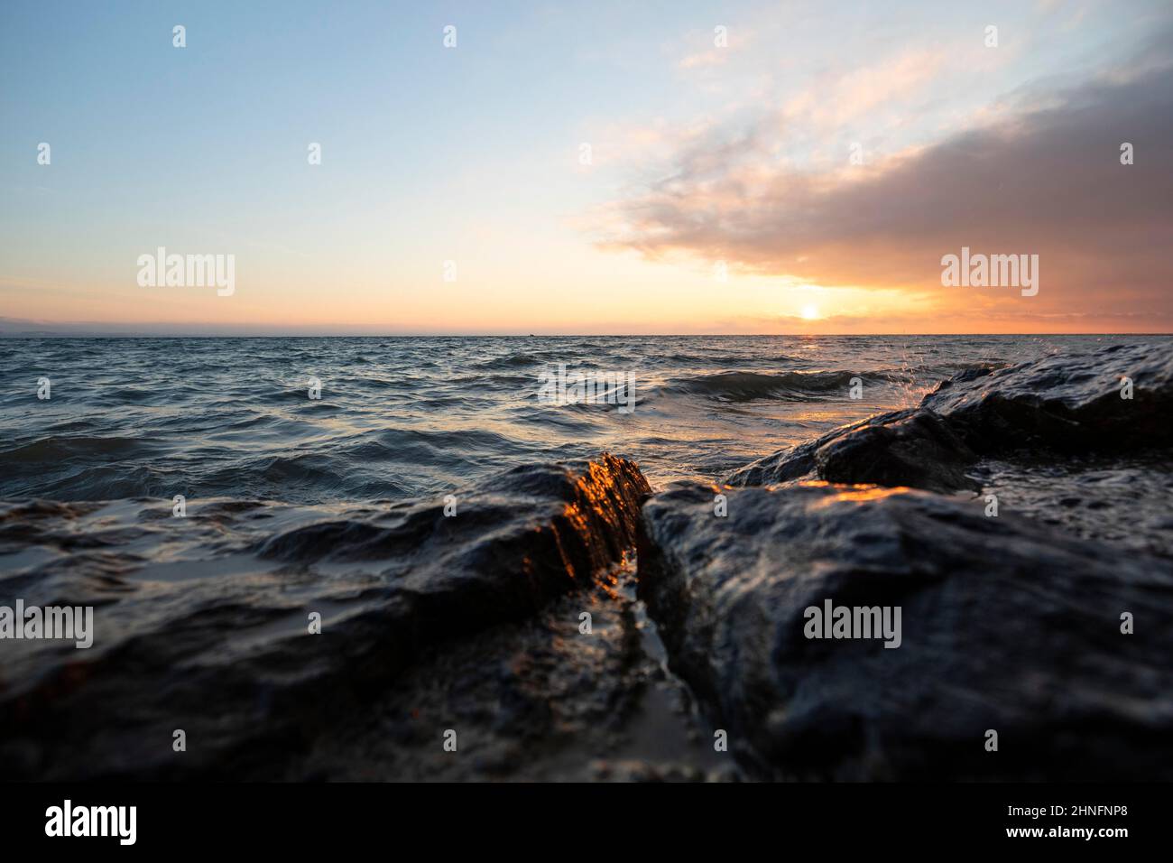 Morgenstimmung mit leichtem Wind und Wellen Bankstabilisierung im Hafen von Guettingen, Bodensee, Thurgau, Schweiz Stockfoto