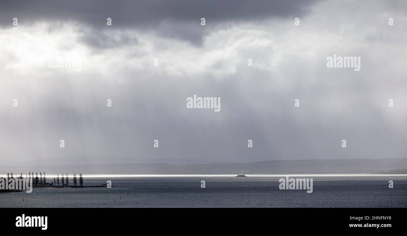 Sonne und düstere Wolken während Sturm am Bodensee, Uhldingen, Baden-Württemberg, Deutschland Stockfoto