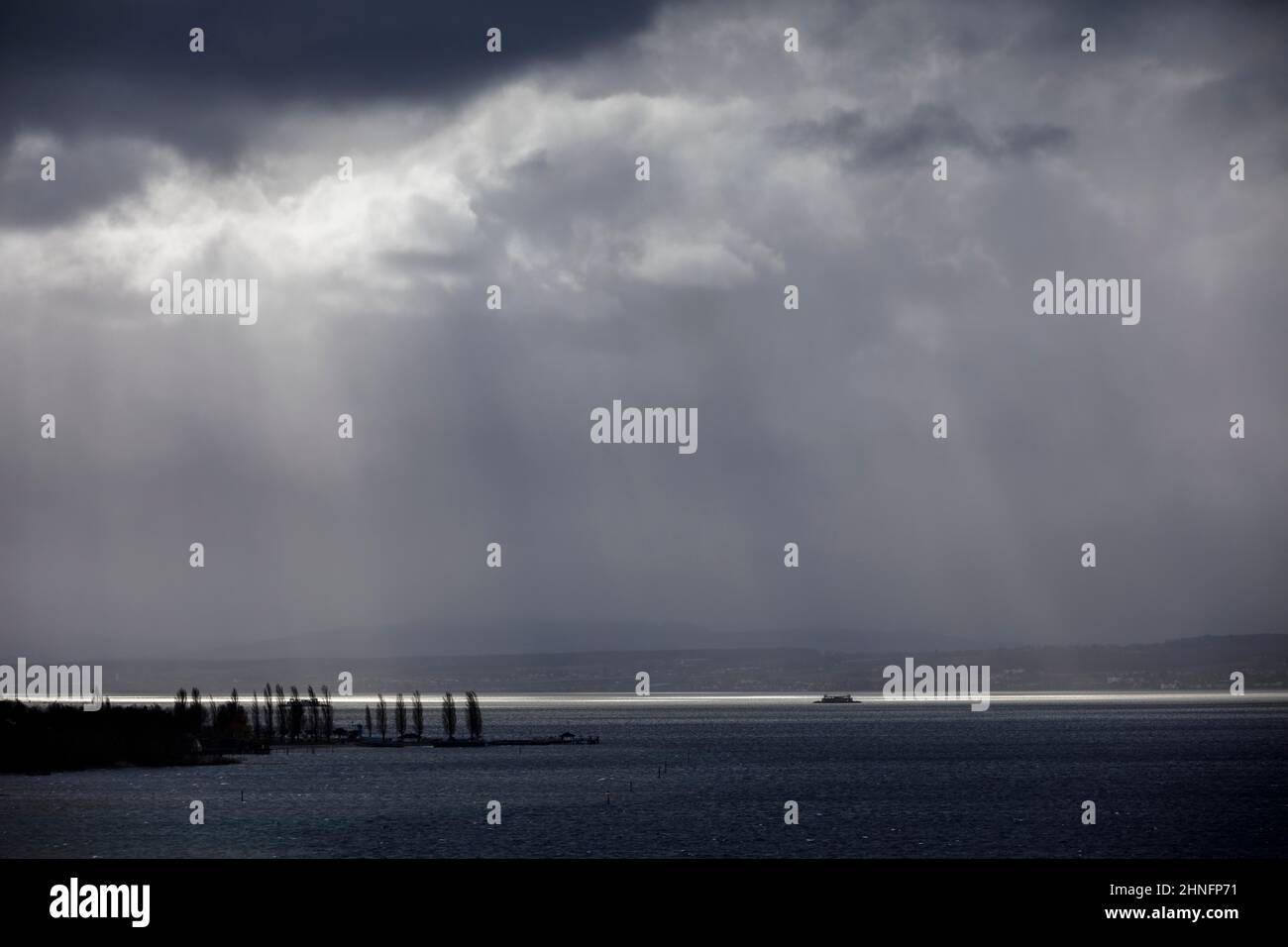 Sonne und düstere Wolken während Sturm am Bodensee, Uhldingen, Baden-Württemberg, Deutschland Stockfoto