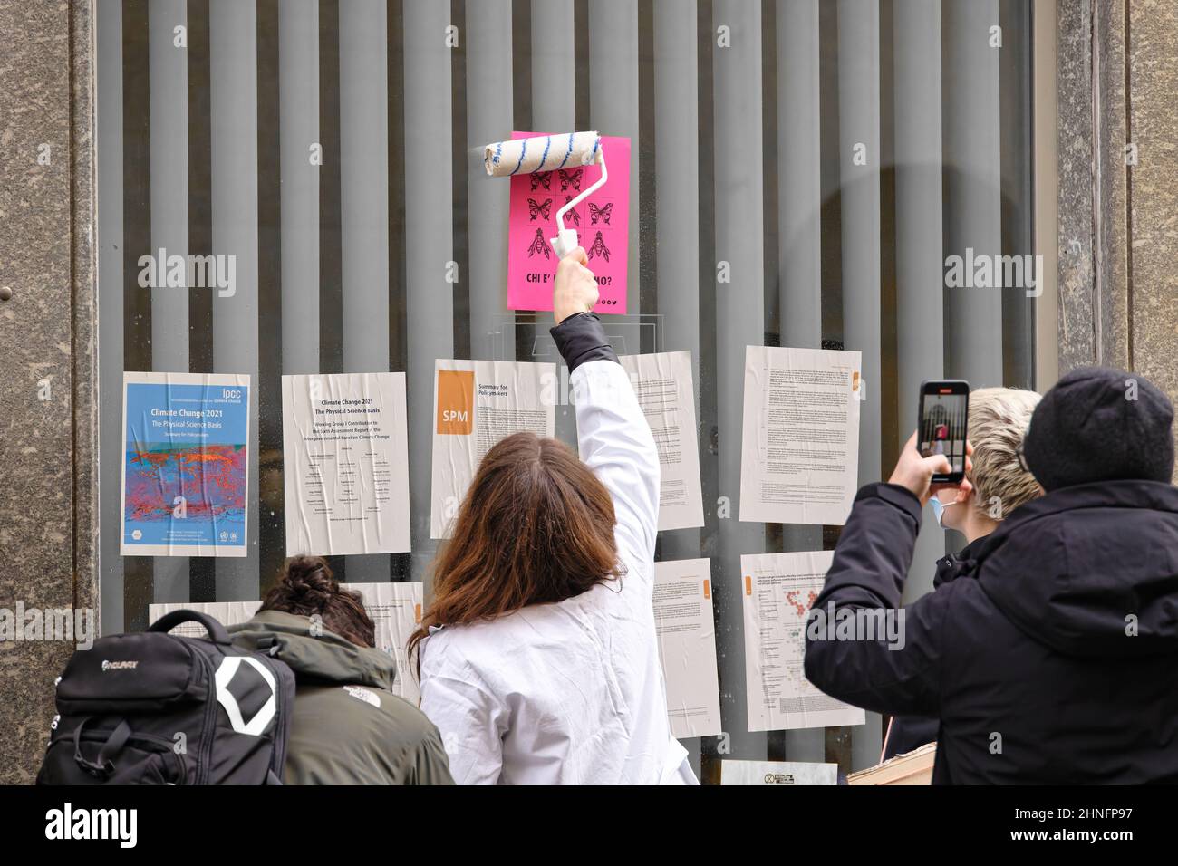 Turin, Italien. 16th. Februar 2022. Aktivisten des Extinction Rebellion protestieren vor dem Umweltministerium, um die Trägheit der Region Piemont gegenüber der Klimakrise zu verurteilen. Quelle: MLBARIONA/Alamy Live News Stockfoto