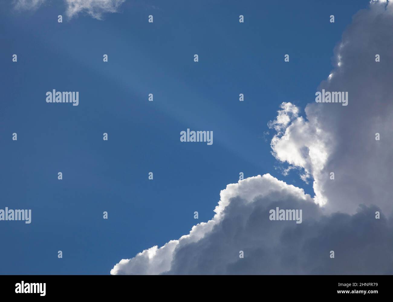 Sonnenstrahl bricht durch die Wolke Stockfoto