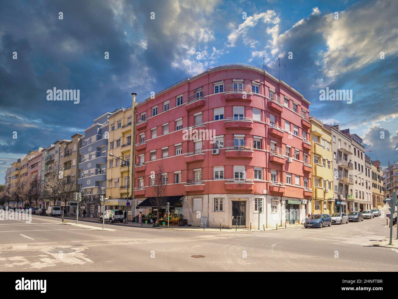 Estado Novo-Architektur an der Avendia Infante Santo, Lissabon, Portgugal Stockfoto