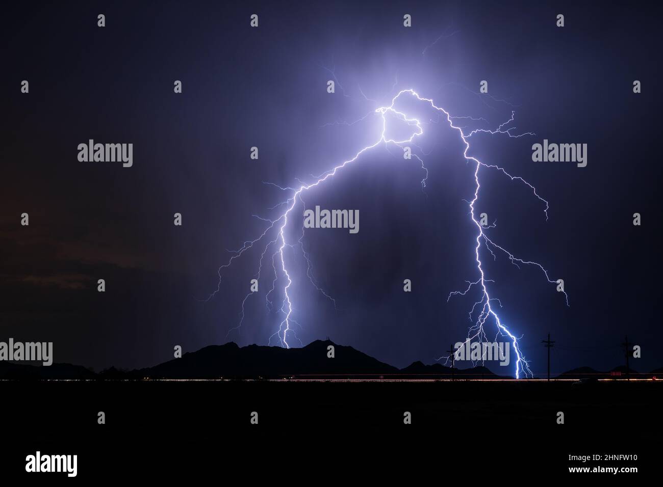 Ein Paar Blitzschläge trifft von einem Gewitter am Nachthimmel in der Nähe von Casa Grande, Arizona Stockfoto