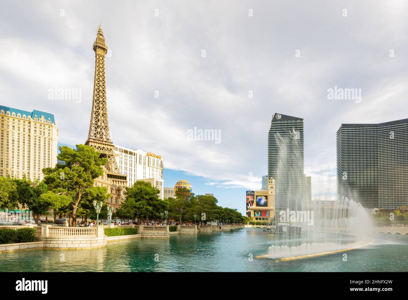 Las Vegas, 5 2015. AUGUST – Bewölkter Blick auf den Eiffelturm vom Bellagio Hotel und Casino Stockfoto