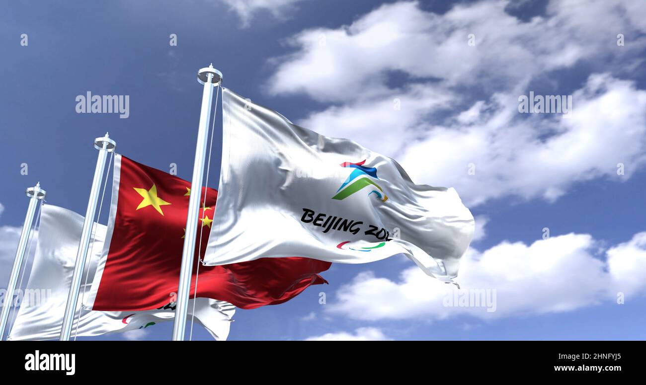 Peking, China, Februar 2022: Die Flagge der Pekinger Paralympics 2022 winkt im Wind mit der Nationalflagge Chinas. Winter-paralympics-Spiele sind s Stockfoto