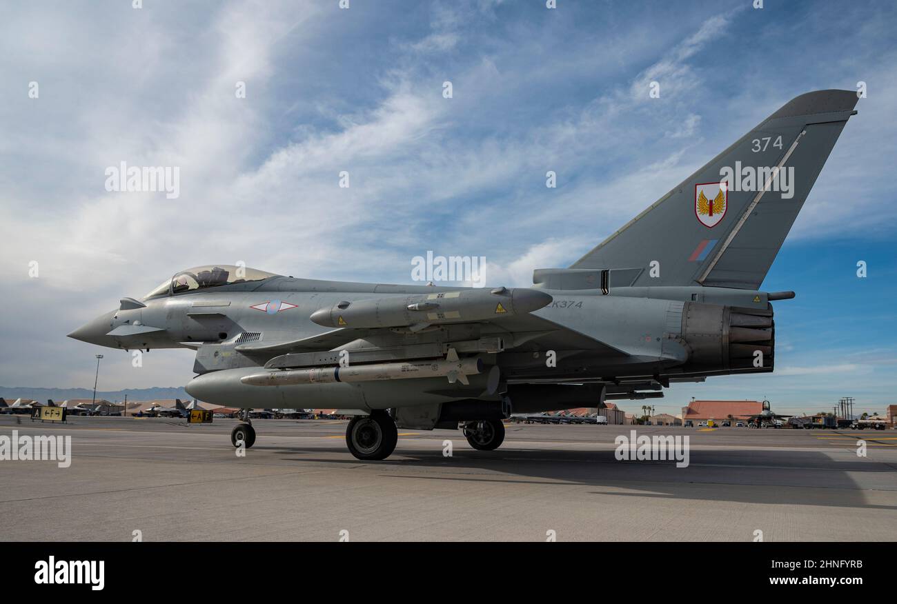 Ein Taifun FGR4, der 1 (Fighter) Squadron, RAF Lossiemouth, Großbritannien, zugewiesen wurde, nimmt während des Red Flag-Nellis 22-1. Januar 31 2022 ein Taxi, um zu einer Mission zu starten. 1 (Fighter) Squadron ist eine von 32 Einheiten aus den Vereinigten Staaten, Großbritannien (Royal Air Force) und Australien (Royal Australian Air Force), die an Red Flag-Nellis 22-1 teilnehmen. (USA Luftwaffe Foto von William R. Lewis) Stockfoto