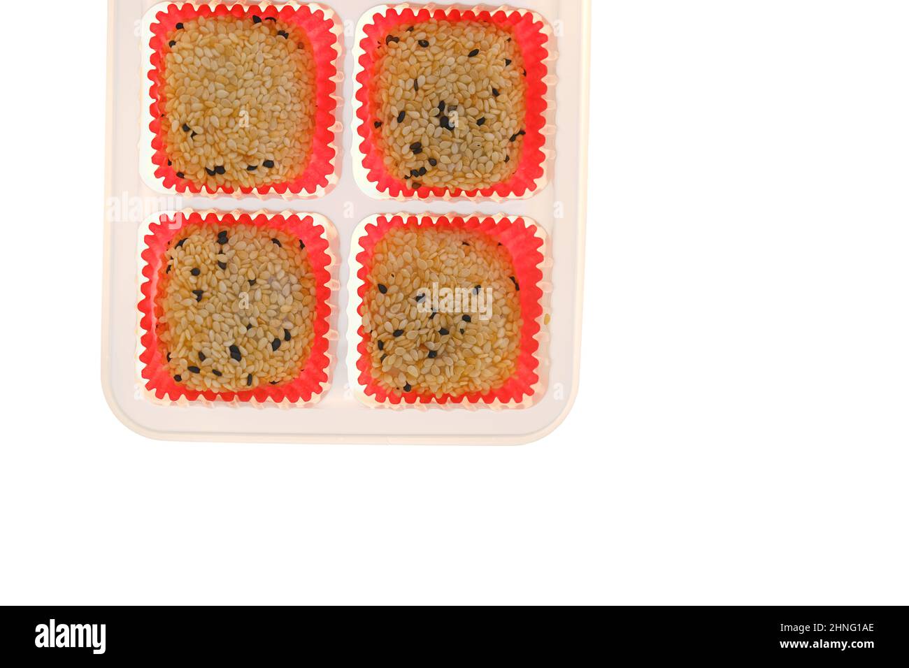 mochi Kuchen isoliert auf weißem Hintergrund. Traditionelles japanisches Dessert auf weißem Hintergrund. mochi mit Mohnfüllung Stockfoto