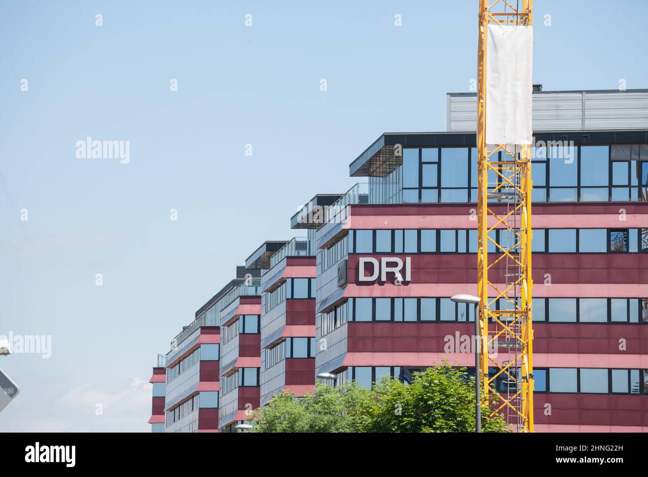 Bild eines Schildes mit dem DRI-Logo auf einer der Hauptniederlassungen in einer Straße von Ljubljana. DRI Holding ist ein slowenisches Bauunternehmen mit Stockfoto