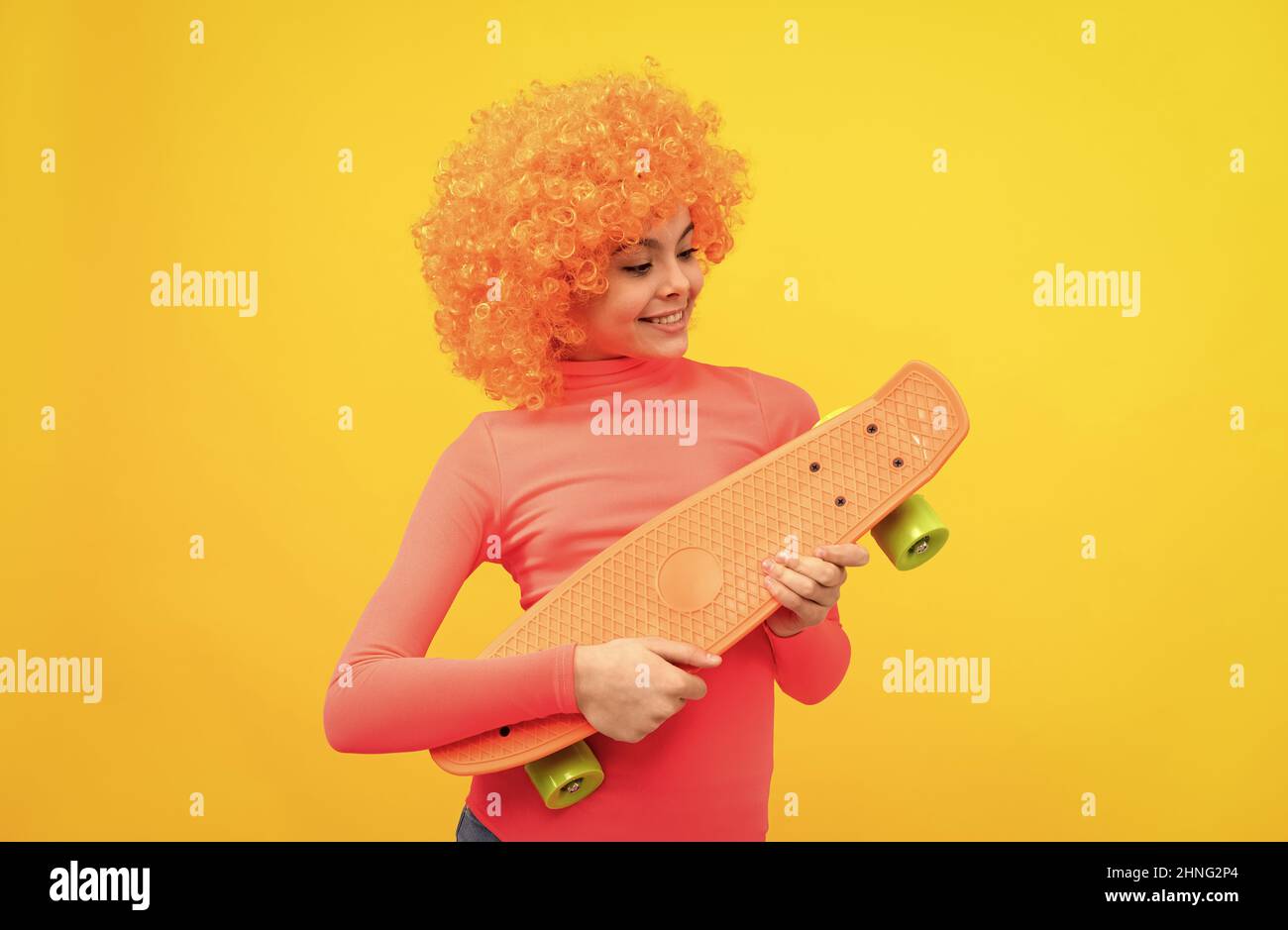 Ein Penny Board, dem Sie vertrauen können. Happy Child Hold Penny Board. Coole Skaterin. Schlittschuhlaufen Stockfoto