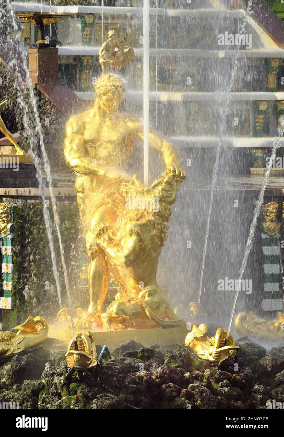 Peterhof, Sankt Petersburg, Russland-09.01.2020: Nizhny Park. Samson-Brunnen, der den Mund des Löwen reißt, Goldene Skulpturen alter Helden. 18th-Centu Stockfoto