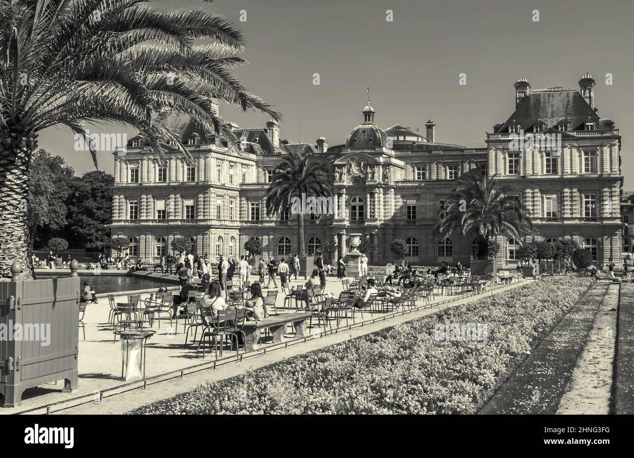 Paris, Frankreich-05.05.2018: Ein Sommergarten in Sepia-Farben, die Menschen entspannen unter Palmen Stockfoto