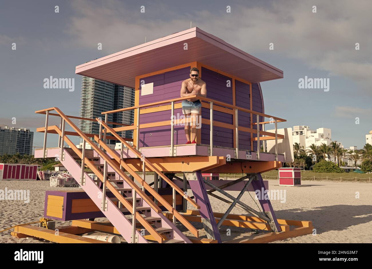 Strandwächter. Mann steht auf dem Rettungsschwimmerturm. Strandurlaub. Sommerurlaub. Badeurlaub Stockfoto