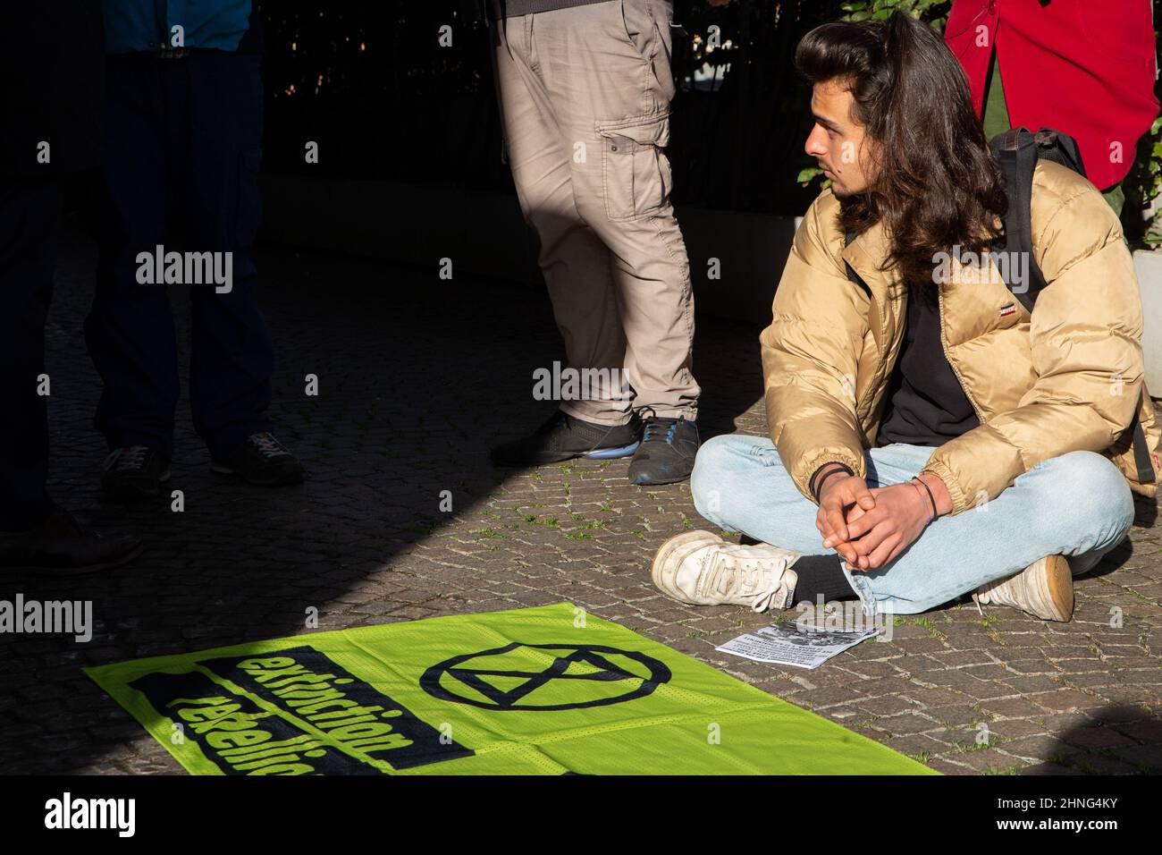 Rom, Italien. 16th. Februar 2022. Extinction Rebellion-Aktivisten setzen ihren Hungerstreik fort und demonstrieren vor dem Ministerium für ökologischen Wandel in Rom (Foto: Matteo Nardone/Pacific Press/Sipa USA) Quelle: SIPA USA/Alamy Live News Stockfoto