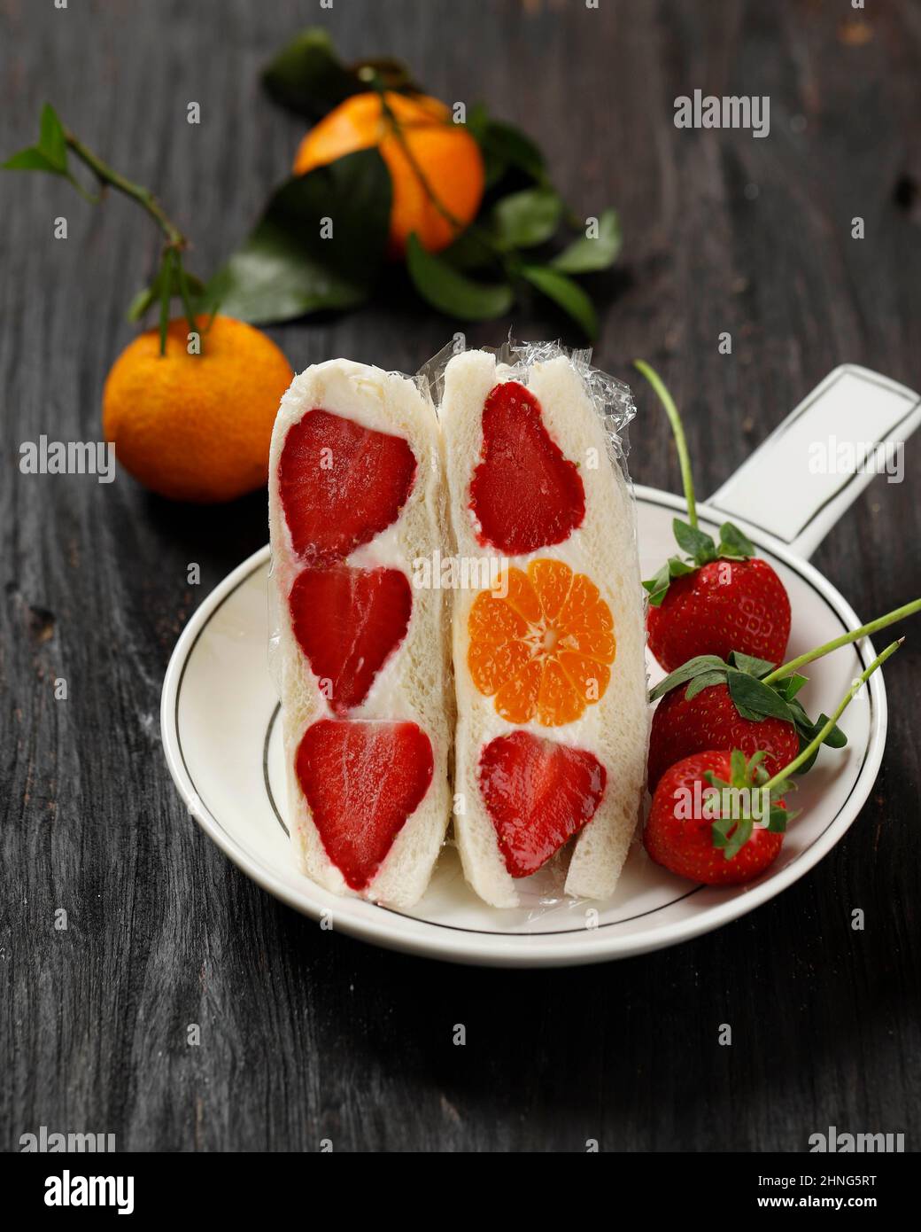 Japanisches Fruit Sandwich, Furutsu Sando mit Erdbeere und Orange Stockfoto