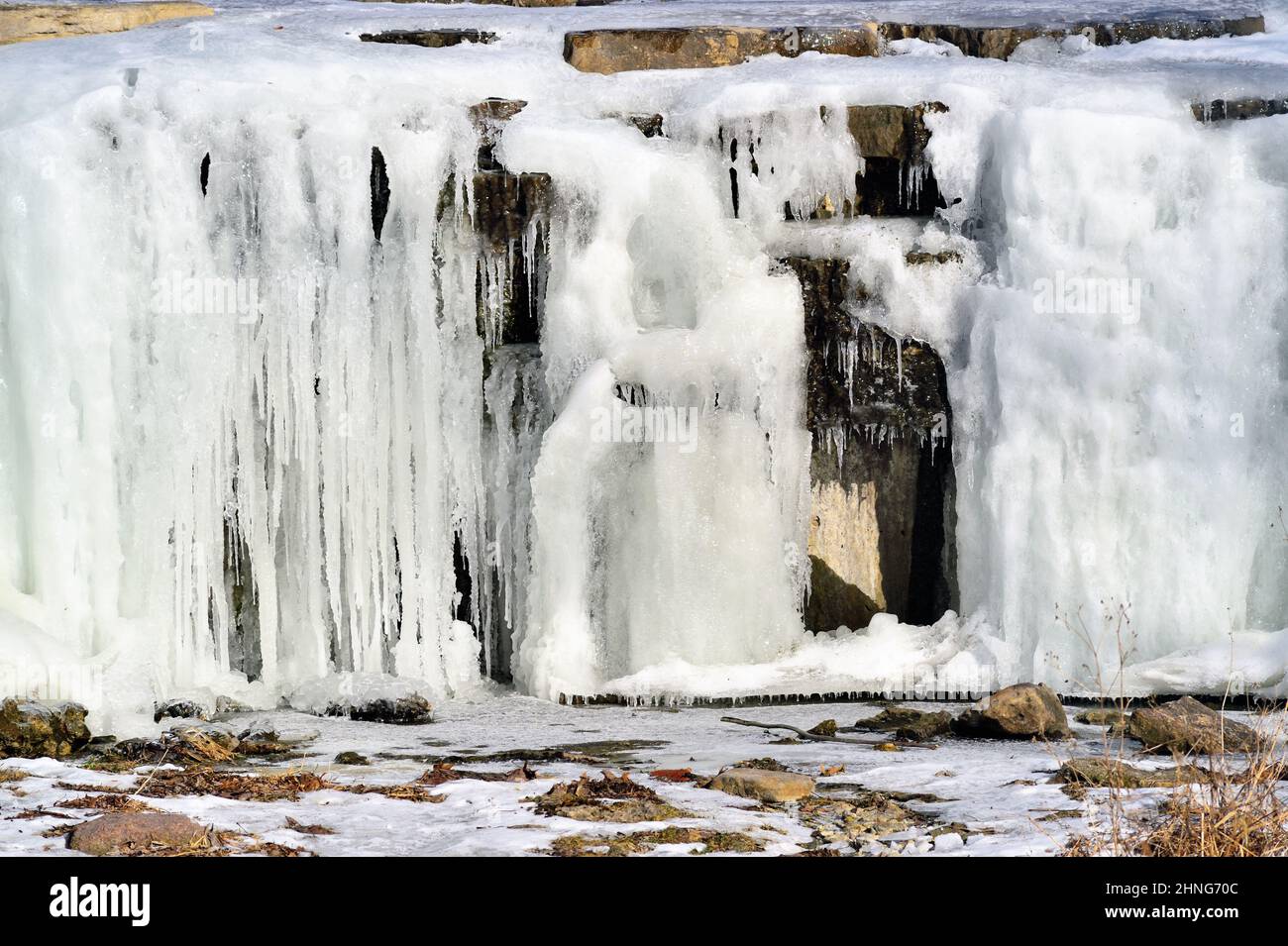 St. Charles, Illinois, USA. Ein Wasserfall in einem Bach, der durch kontinuierliche Temperaturen unter dem Gefrierpunkt gebildet wird. Stockfoto