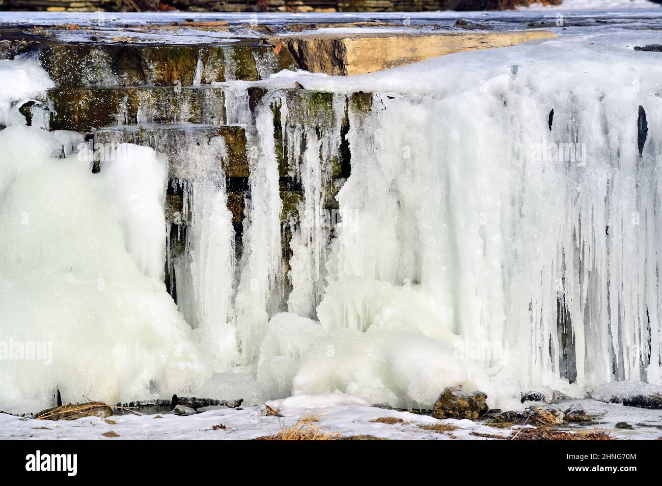 St. Charles, Illinois, USA. Ein Wasserfall in einem Bach, der durch kontinuierliche Temperaturen unter dem Gefrierpunkt gebildet wird. Stockfoto