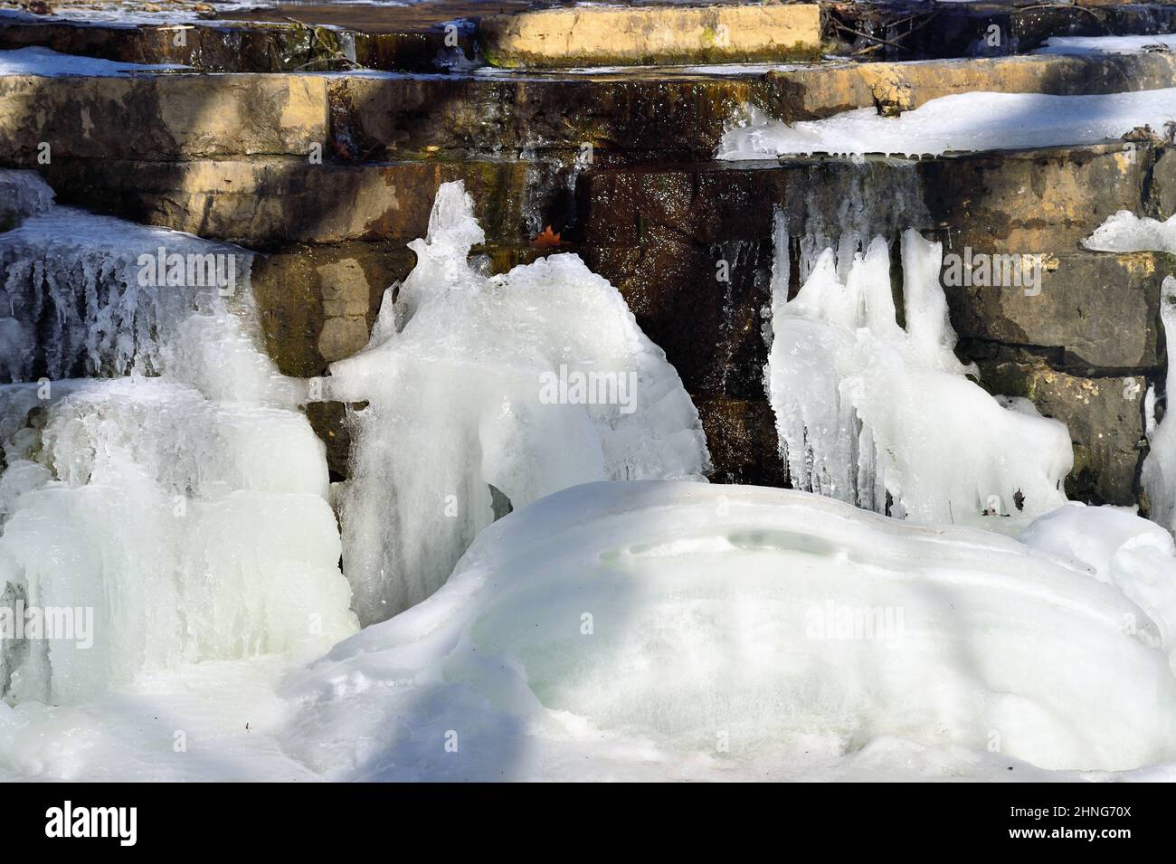 St. Charles, Illinois, USA. Ein Wasserfall in einem Bach, der durch kontinuierliche Temperaturen unter dem Gefrierpunkt gebildet wird. Stockfoto