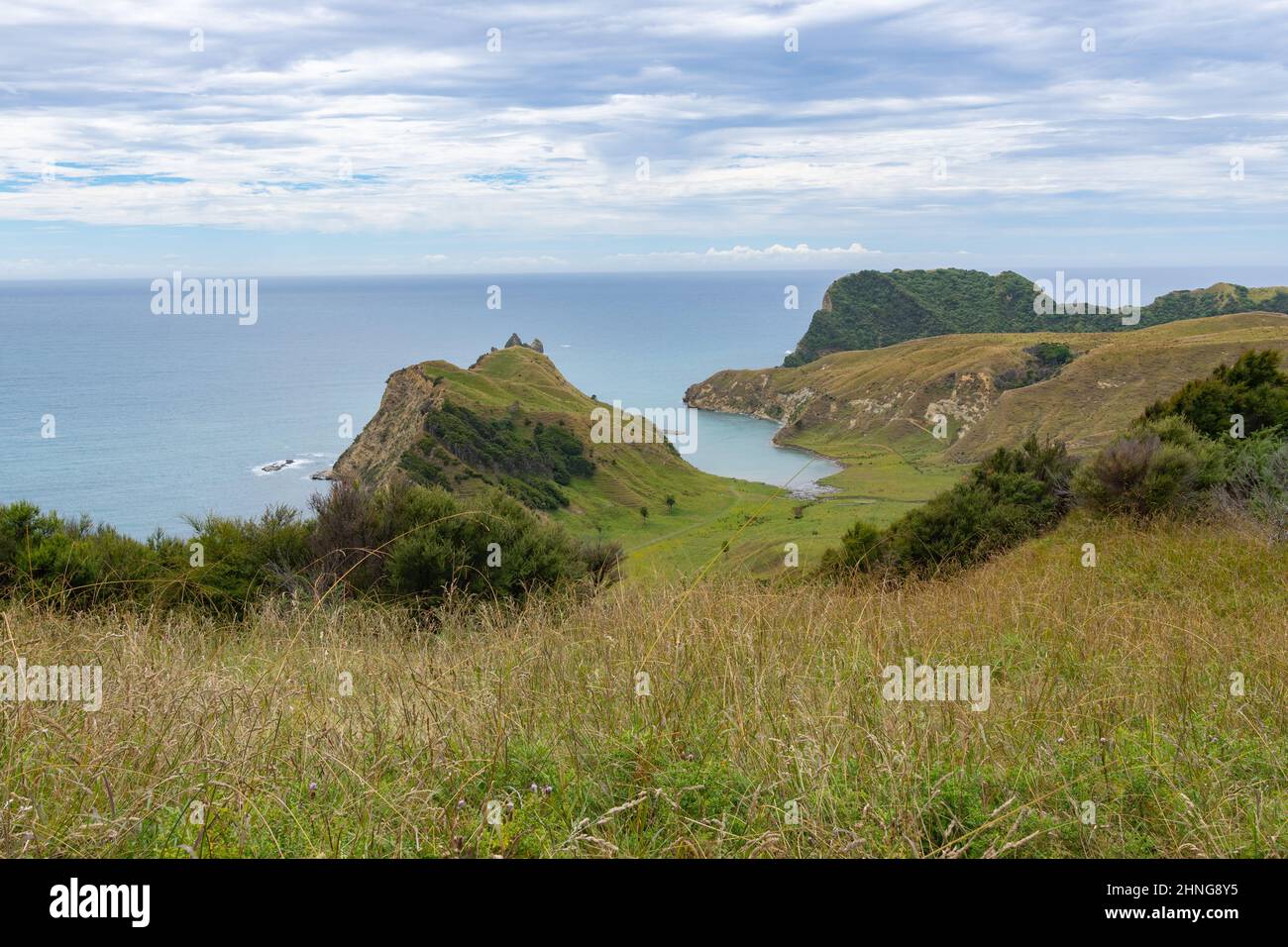 Cook's Cove in der Ferne vom Gipfel der Rennstrecke mit Blick auf den fernen Horizont. Stockfoto