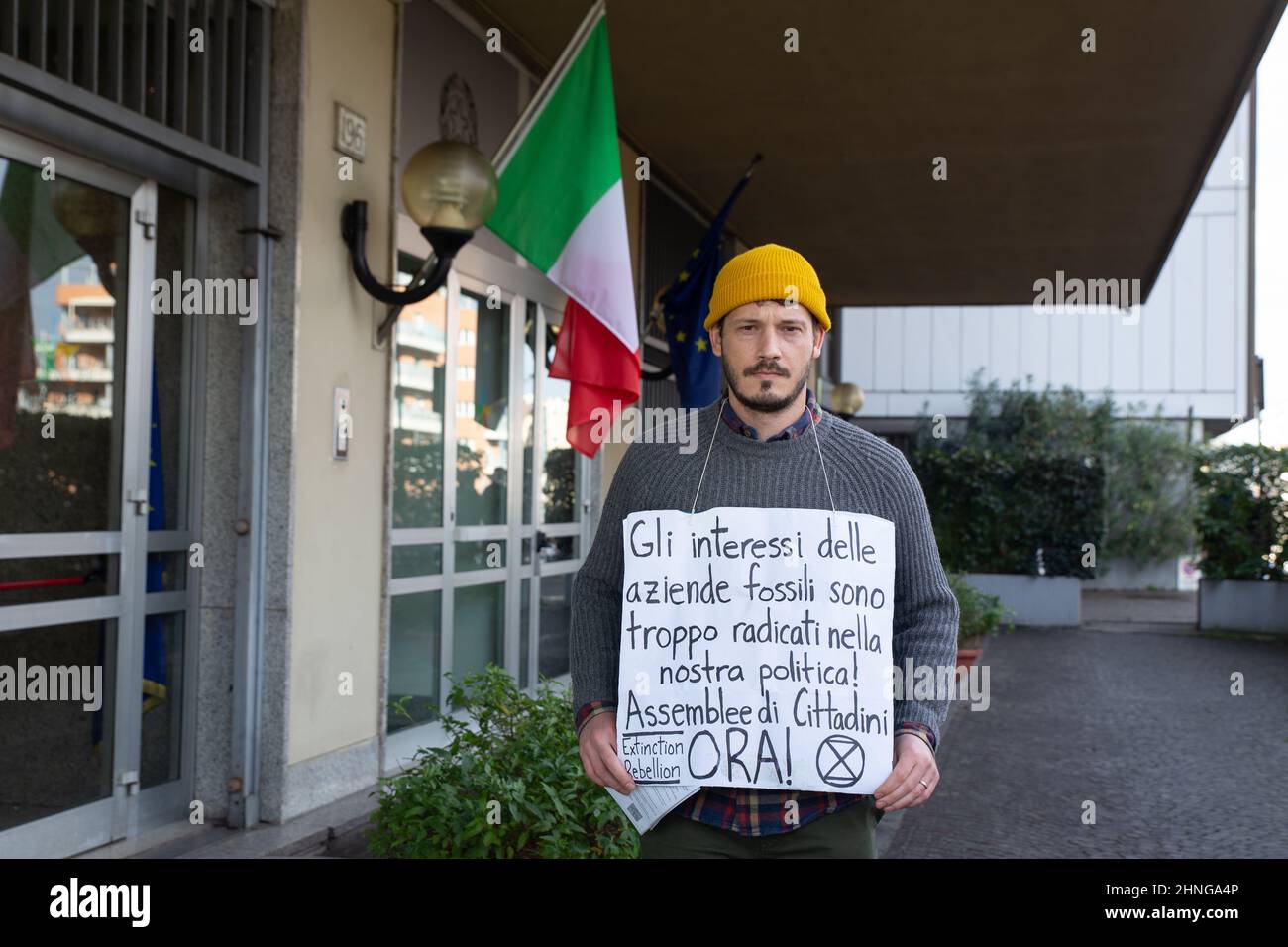 Rom, Italien. 16th. Februar 2022. Extinction Rebellion-Aktivisten setzen ihren Hungerstreik fort und demonstrieren vor dem Ministerium für ökologischen Wandel in Rom (Foto: © Matteo Nardone/Pacific Press via ZUMA Press Wire) Stockfoto