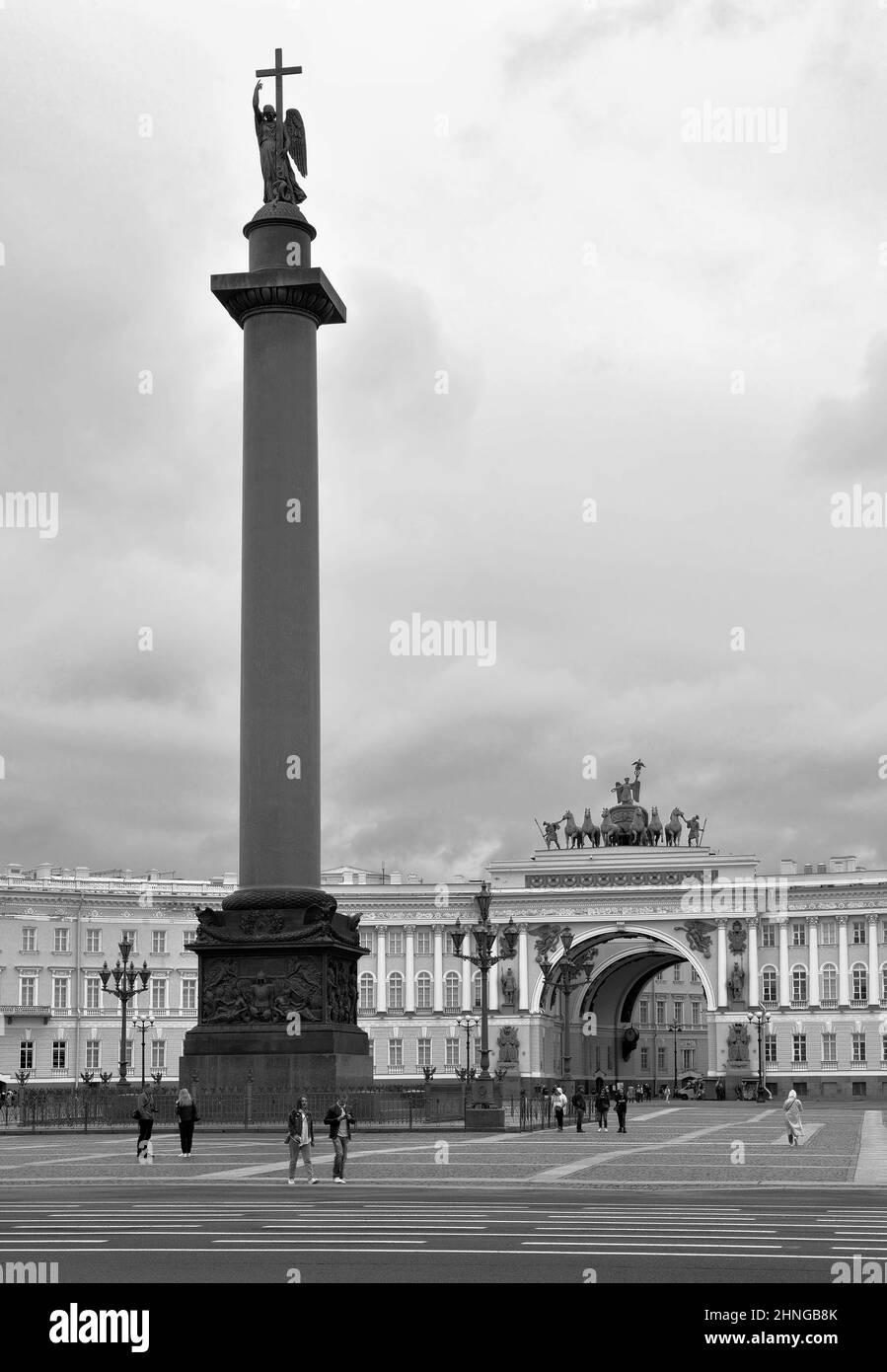 Sankt Petersburg/Russland-09.01.2020: Palastplatz in Sepia-Farben. Hohe alexandrinische Säule mit einem Engel und dem Kreuz, der Generalstab baut mit Stockfoto