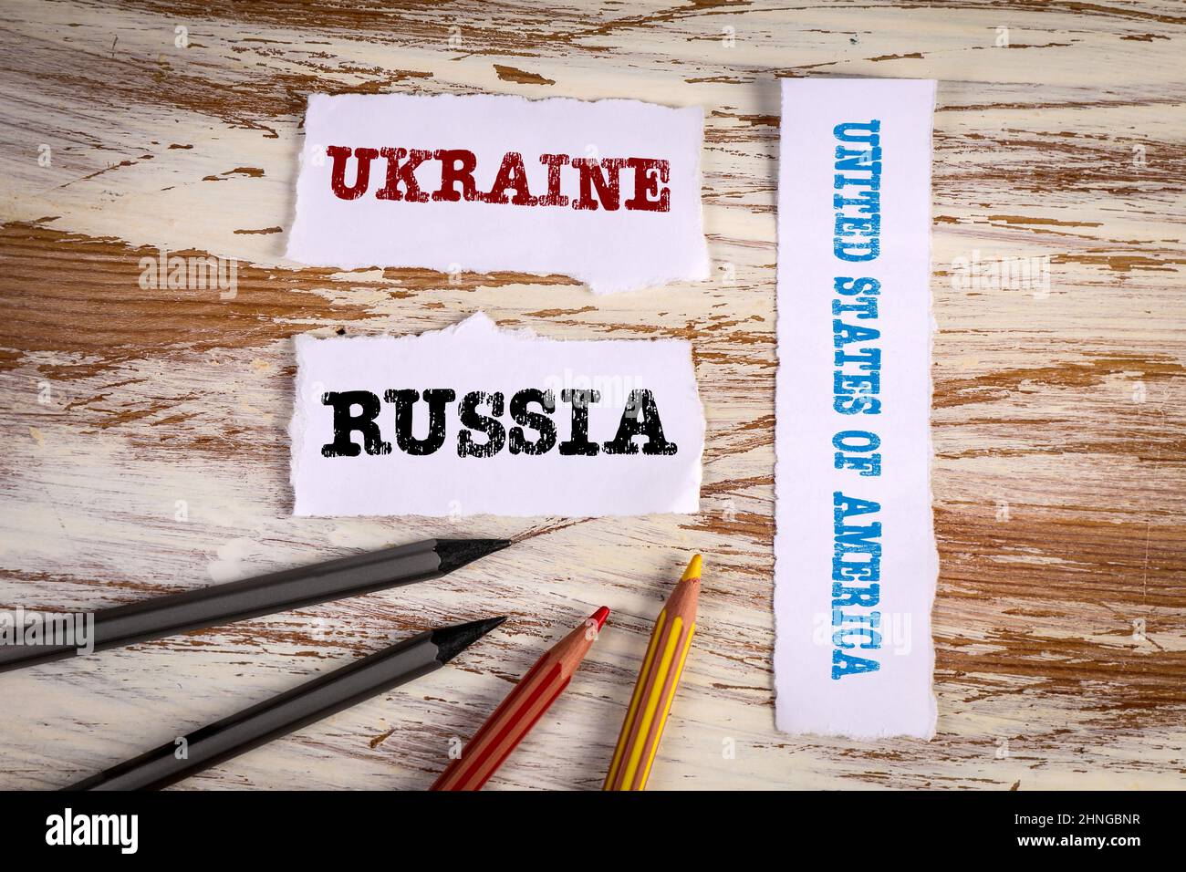 Ukraine und Russland. Politik und nationale Sicherheit und Beziehungen. Haftnotizen auf einem Holztisch. Stockfoto