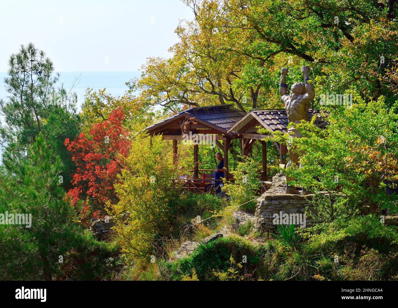 Sotschi, Russland, 11.01.2021. Prometheus-Skulptur auf den Adlerfelsen unter Bäumen im Sotschi-Nationalpark Stockfoto