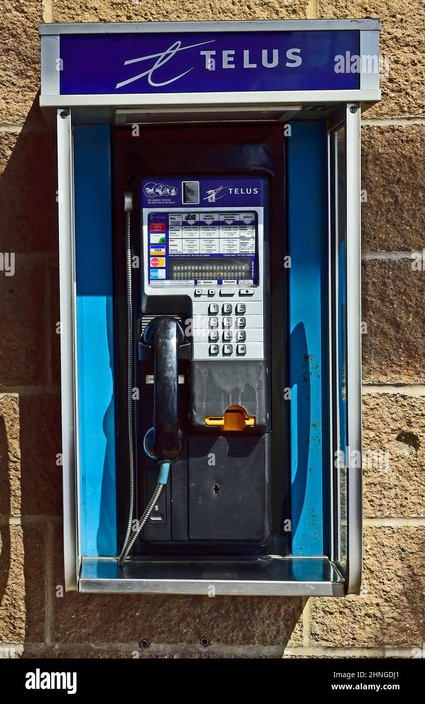 Ein Bezahltelefon an einer Außenwand eines Einkaufszentrums in British Columbia, Kanada Stockfoto