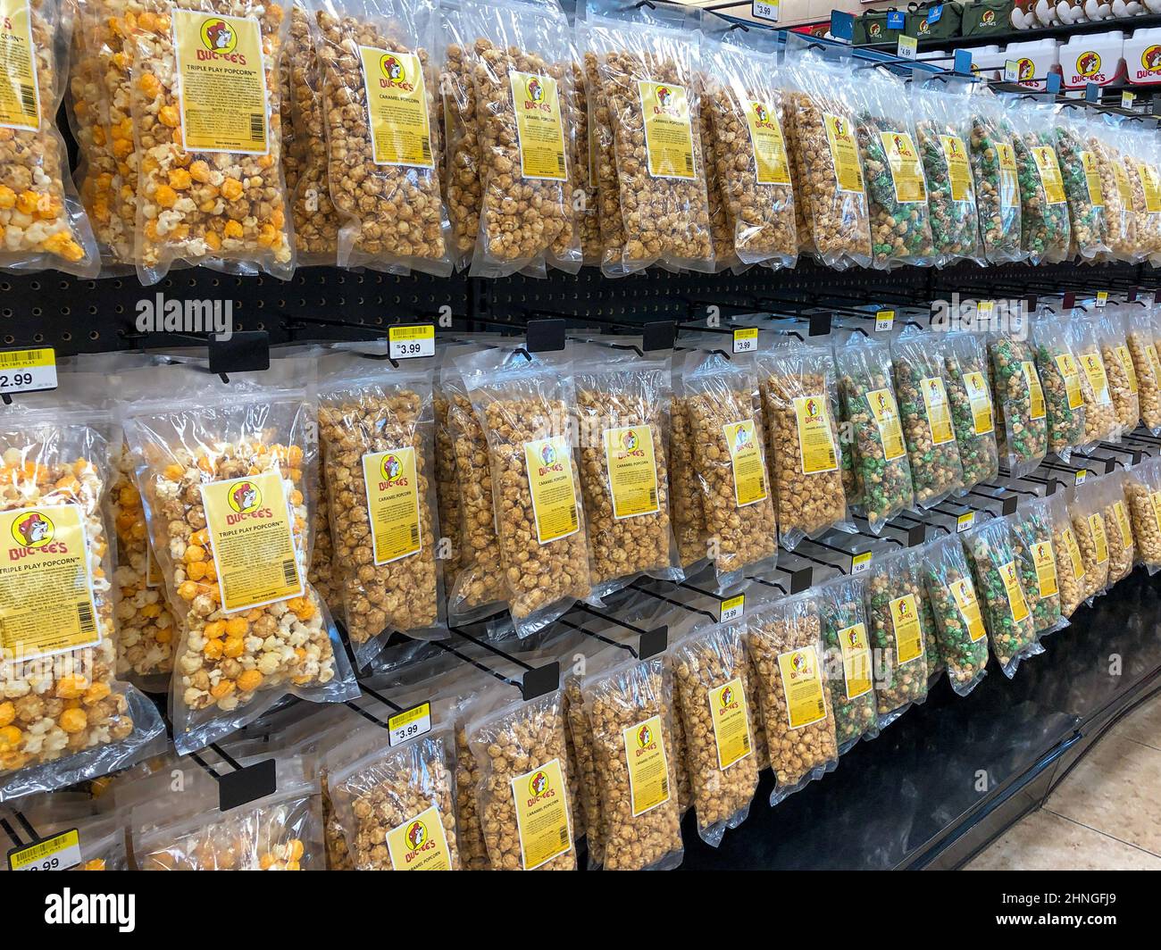 NEW BRAUNFELS, TX - 22. FEB 2020: Taschen von Popcorn zum Verkauf an einer Buc-ees Tankstelle und einem Convenience Store. Stockfoto