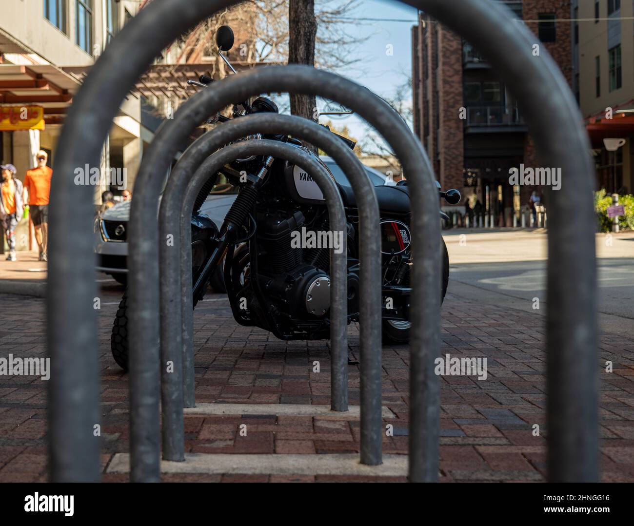 SAN ANTONIO, TX 24 JAN 2020: Fahrradträger aus Metall und schwarzes Yamaha-Motorrad auf der Stadtstraße. Stockfoto